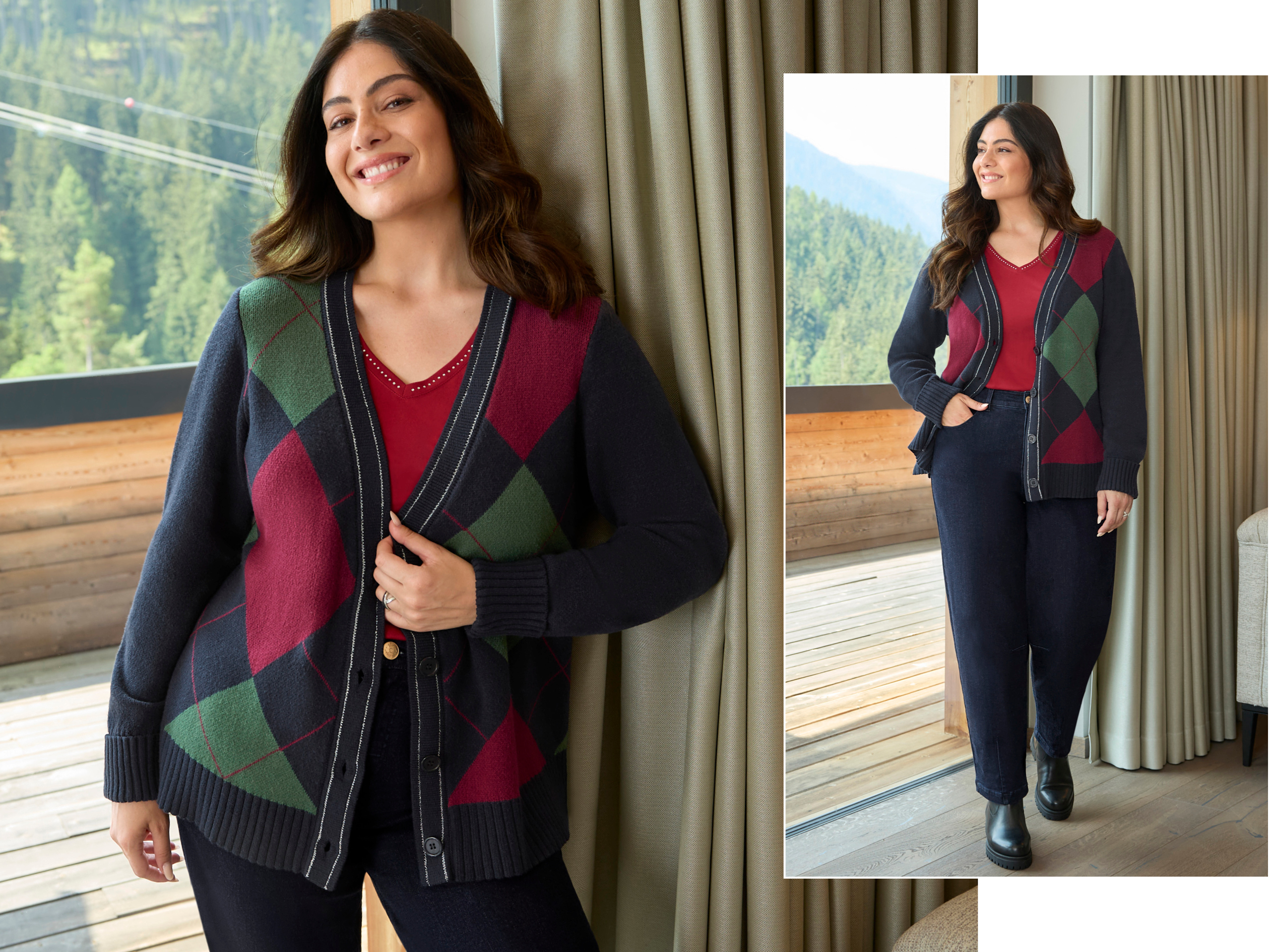 Ein Model trägt eine tiefblau-kirsche-gemusterte Strickjacke, ein kirsche farbenes V-Shirt und eine dark blue used Jeans
