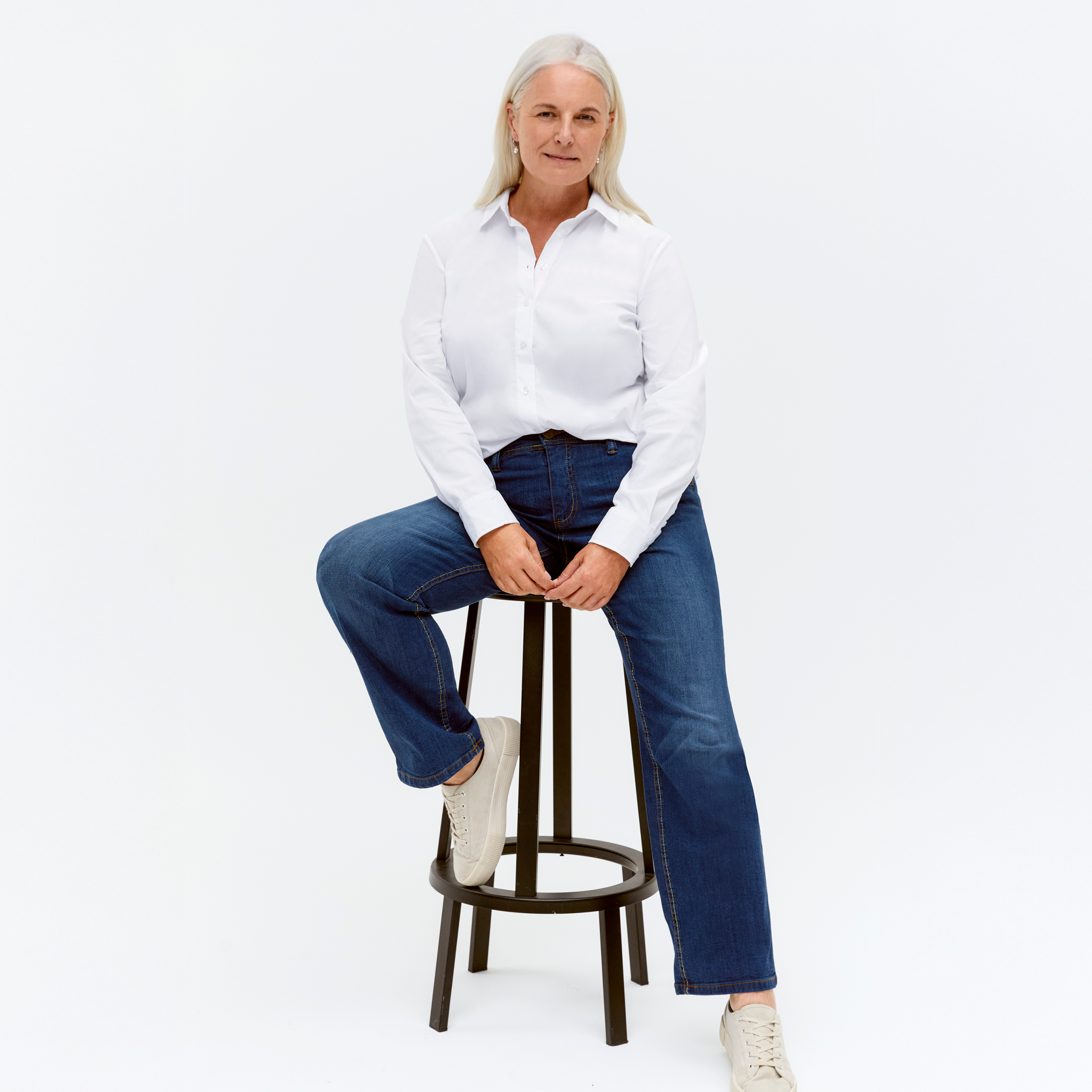 Werbebanner mit Model in weißer Bluse und Jeans aus der Passt-mir-Garantie