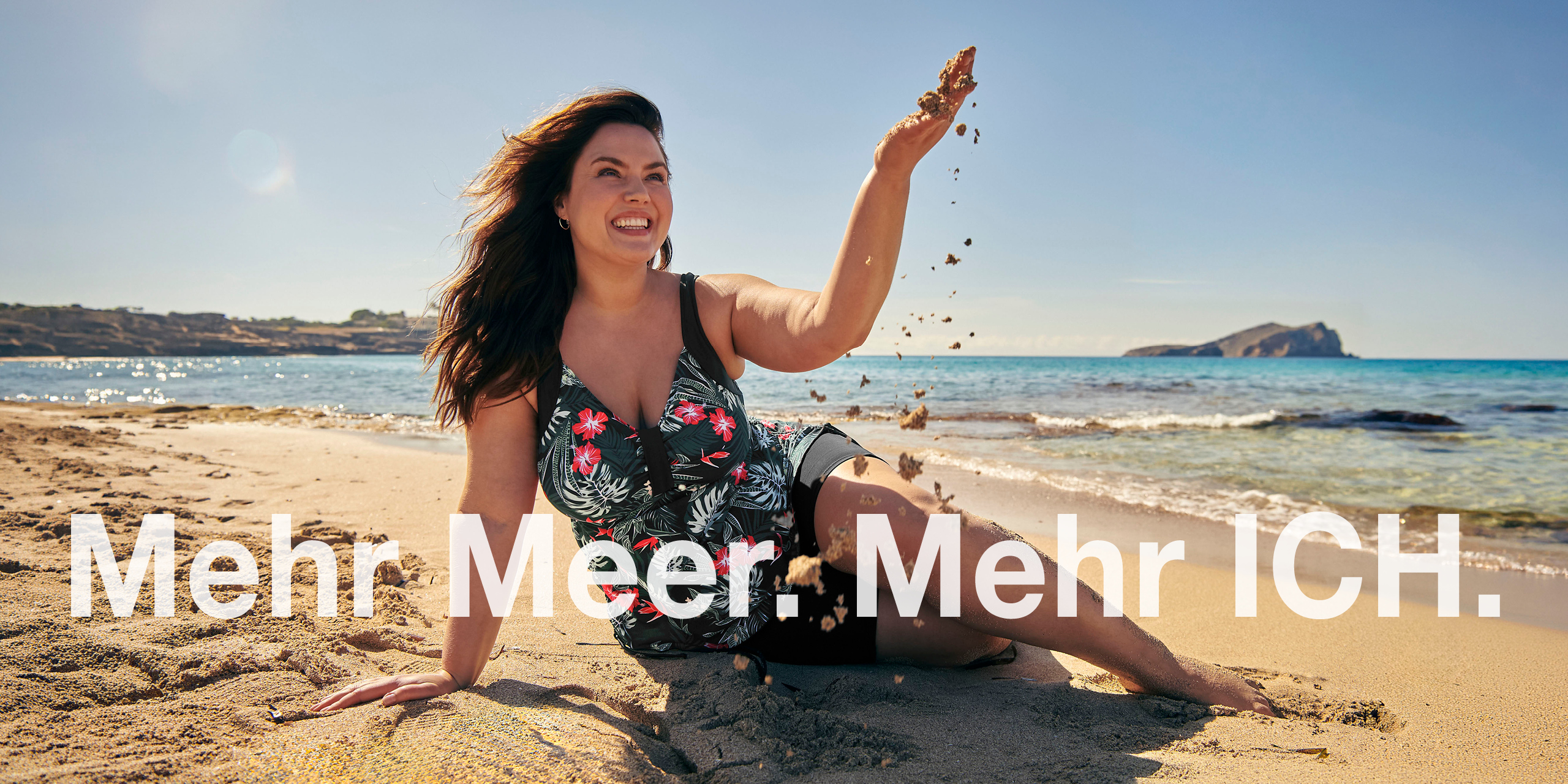 Werbebanner mit Model im Tankini am sommerlichen Strand und Text: Mehr Meer. Mehr ICH.