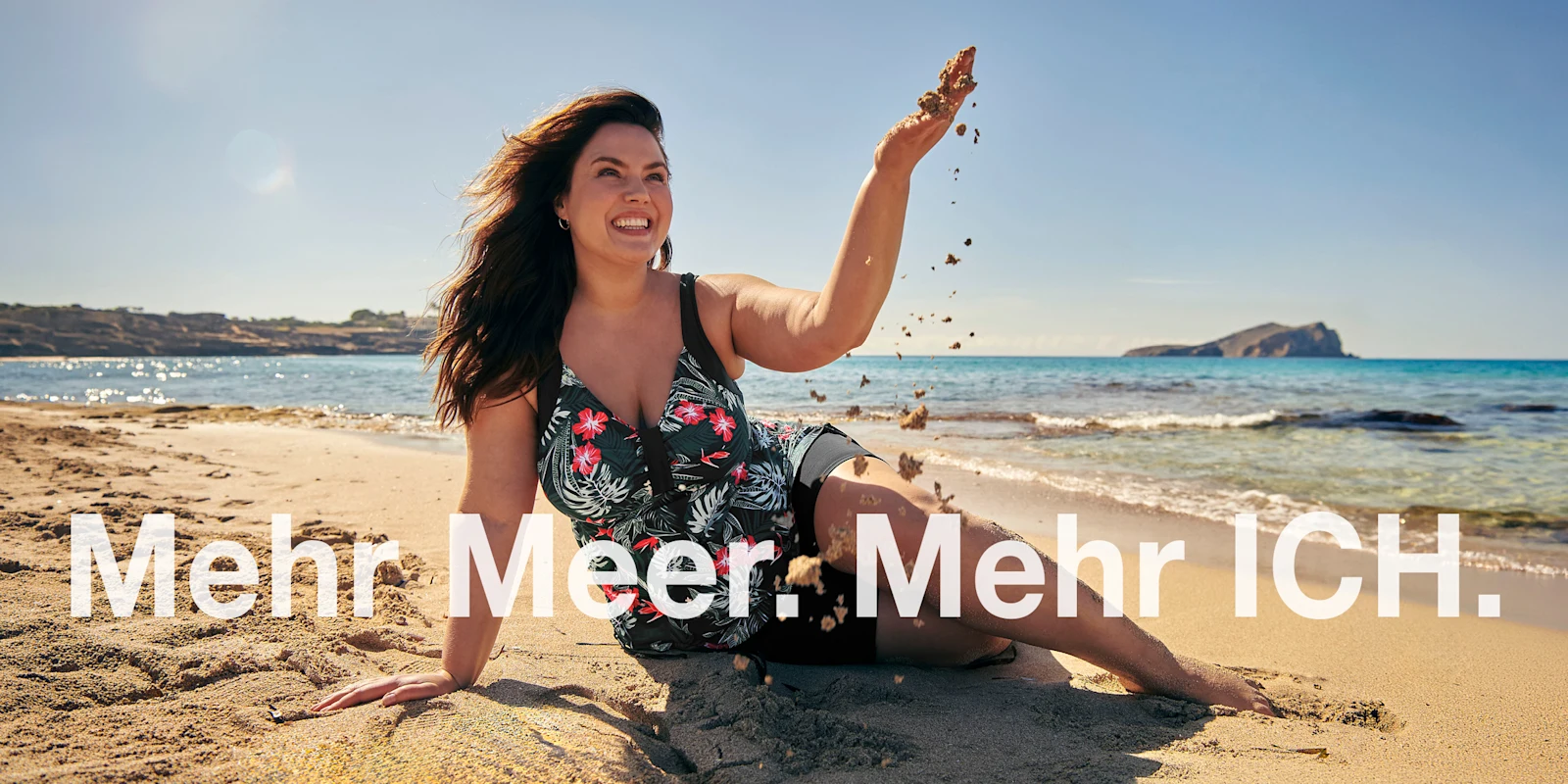 Werbebanner mit Model im Tankini am sommerlichen Strand und Text: Mehr Meer. Mehr ICH. Werbebanner mit Model im Tankini am sommerlichen Strand und Text: Mehr Meer. Mehr ICH.