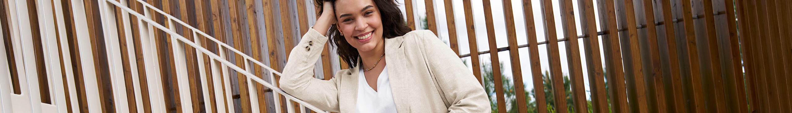 Werbebanner mit Model in sandfarbenem Blazer