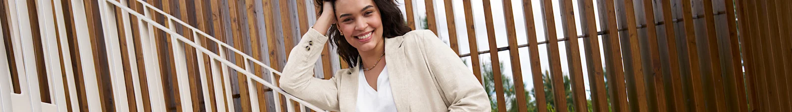 Werbebanner mit Model in sandfarbenem Blazer