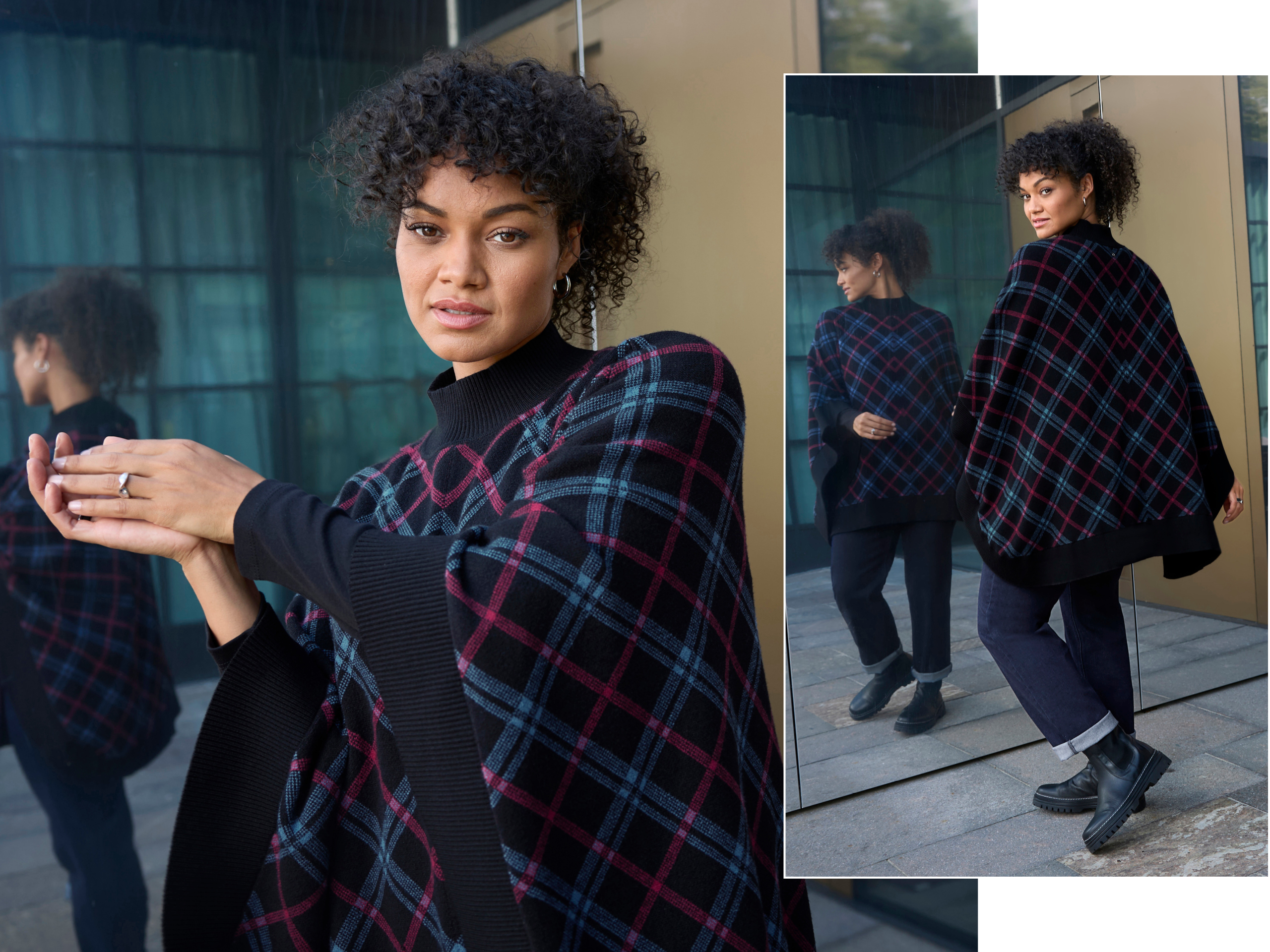 Ein Model trägt einen schwarz-bordeaux-karierten Strickponcho mit Karomuster, ein schwarzes Langarmshirt und eine dark blue Denim Jeans.
