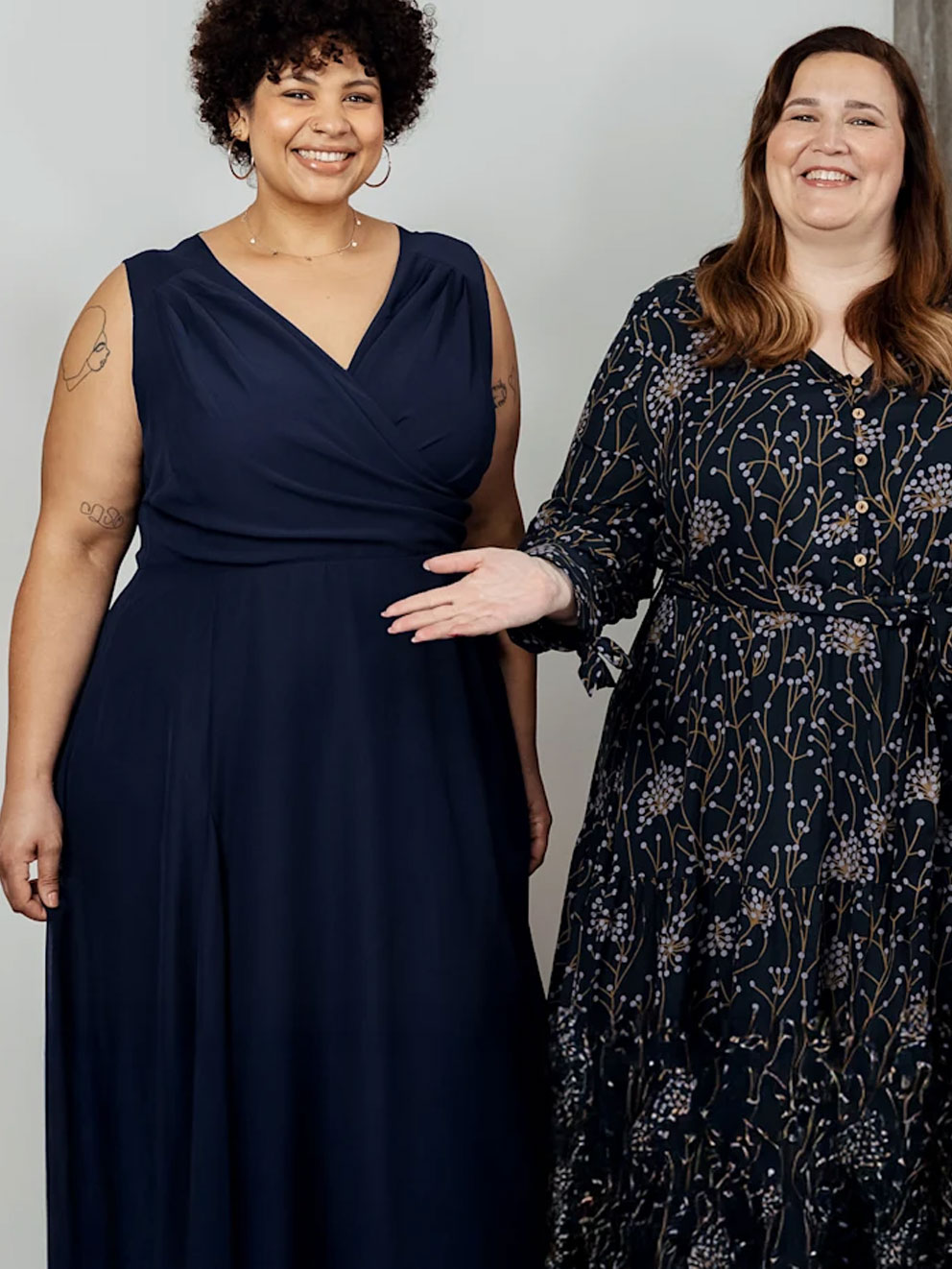 Zwei Frauen mit Abendkleidern