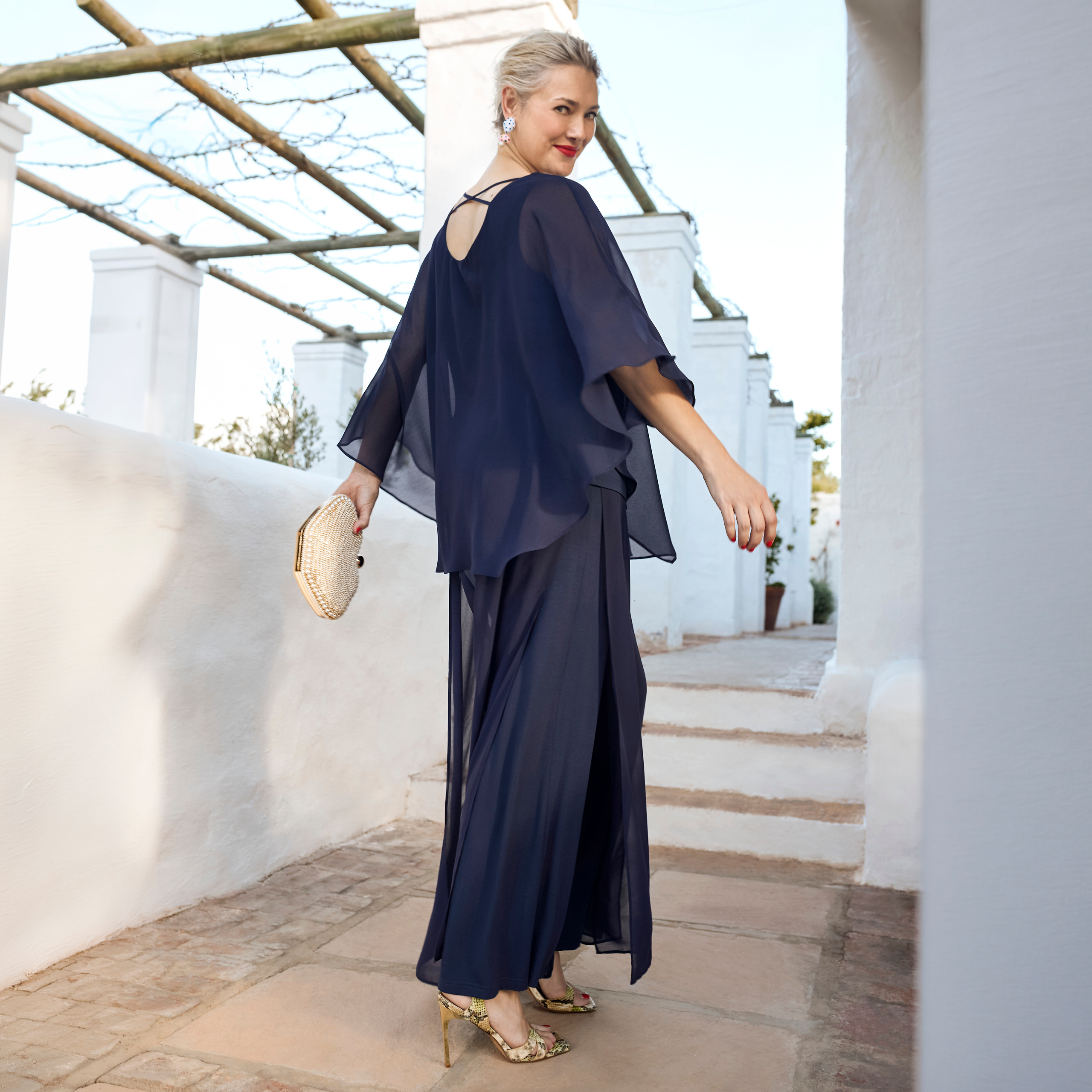 Werbebanner mit Model in marineblauer Chiffontunike und gleichfarbiger langer Hose