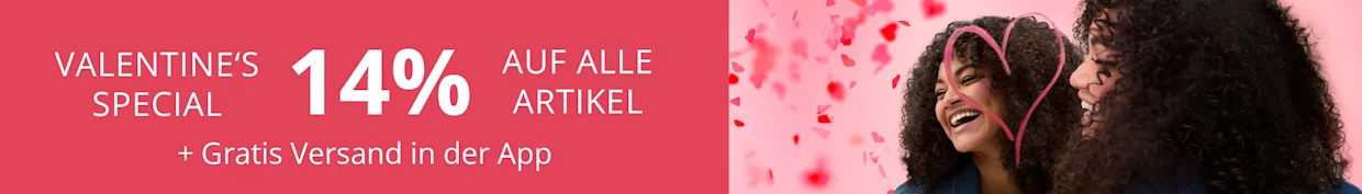 Ein Model mit lachendem Gesicht steht vor einem Spiegel, worauf sie mit rotem Lippenstift ein Herz gemalt hat, außerdem folgender Text: Valentines‘ Special. 14% auf alle Artikel + Gratis Versand in der App