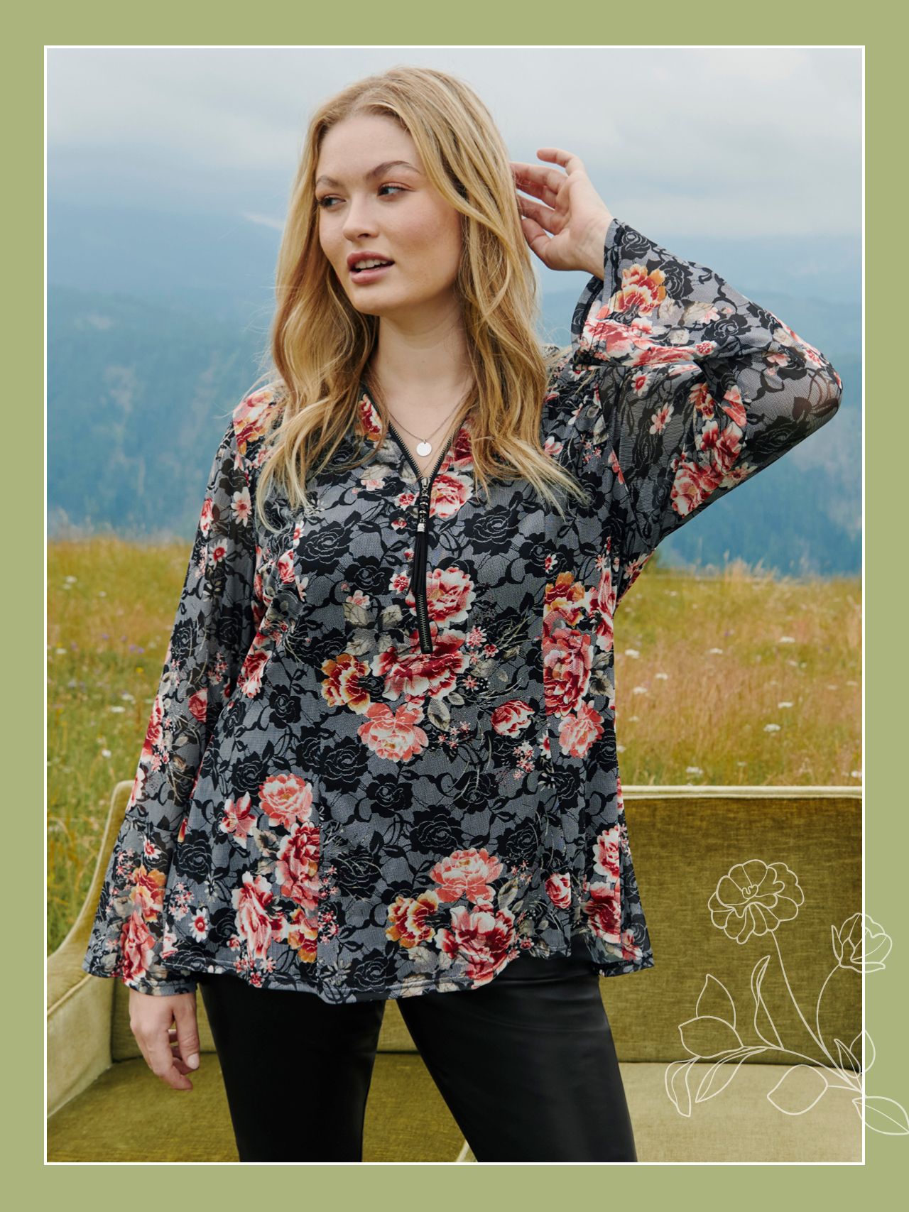 Model in floral bedruckter grau-roter Tunika