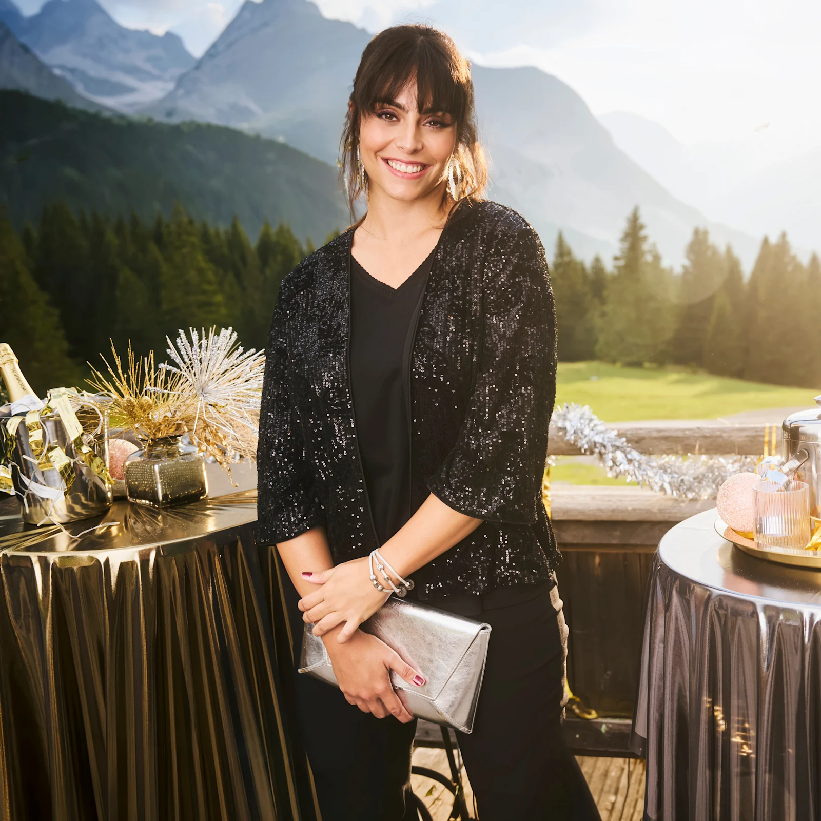 Werbebanner mit Model in glitzerndem schwarzen Party-Cardigan
