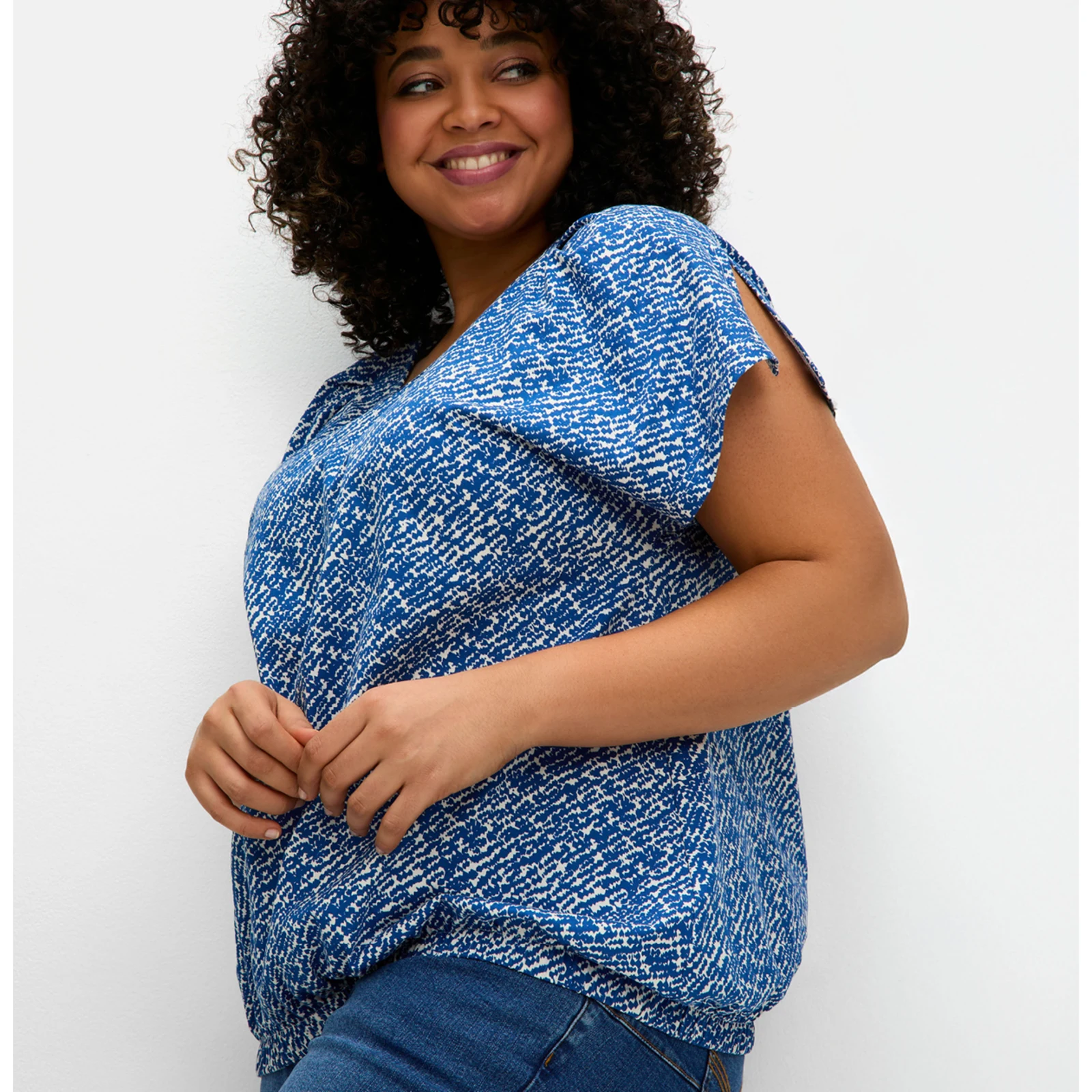 Model in blau-weiß gemustertem T-Shirt Model in blau-weiß gemustertem T-Shirt