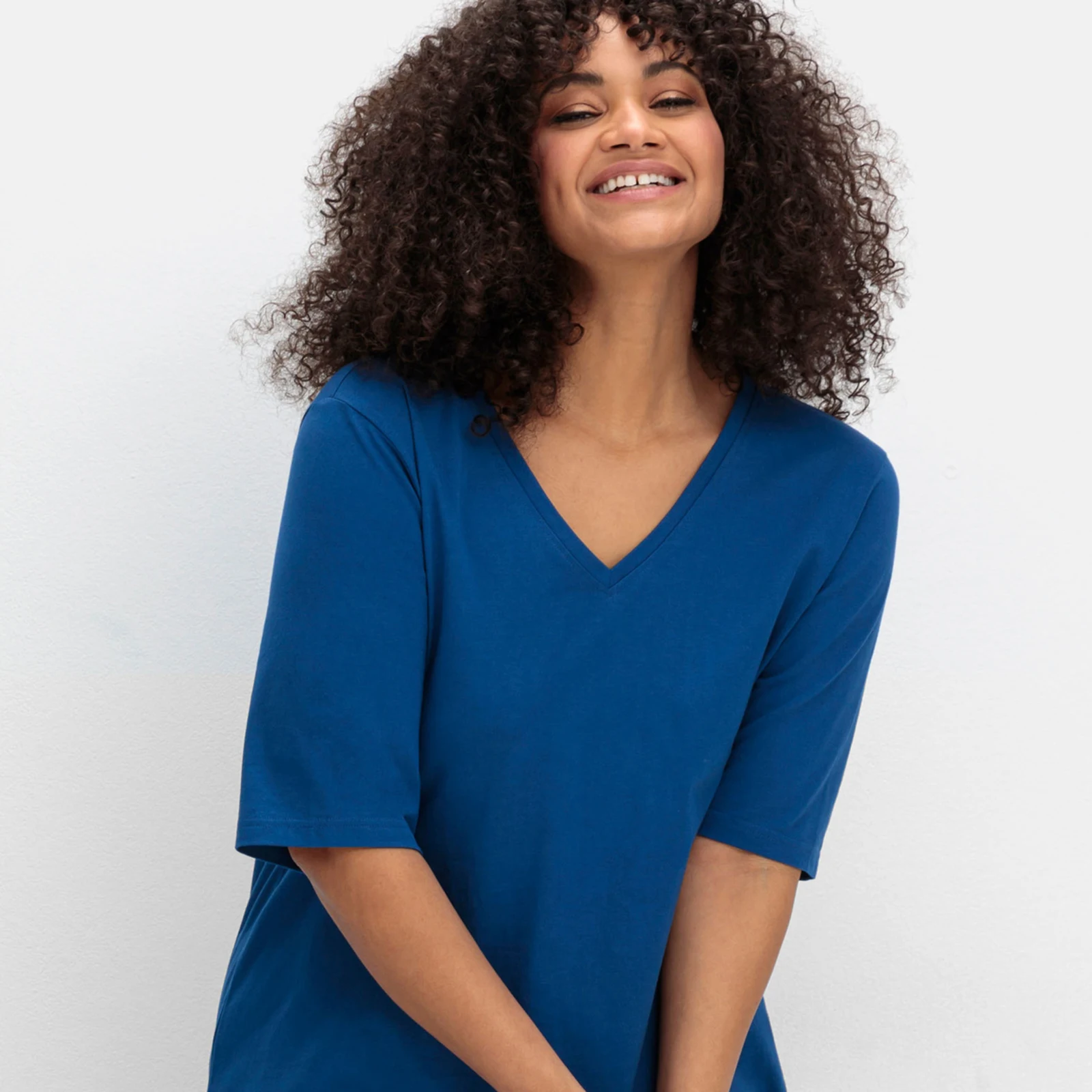 Blaues Shirt mit V-Ausschnitt