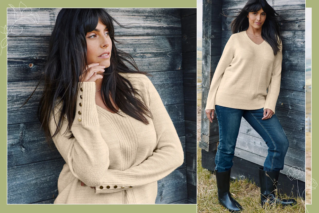 Model mit sandfarbenem Pullover mit Knöpfen am Ärmel und Jeans im Used-Look von sheego by Joe Browns Model mit sandfarbenem Pullover mit Knöpfen am Ärmel und Jeans im Used-Look von sheego by Joe Browns