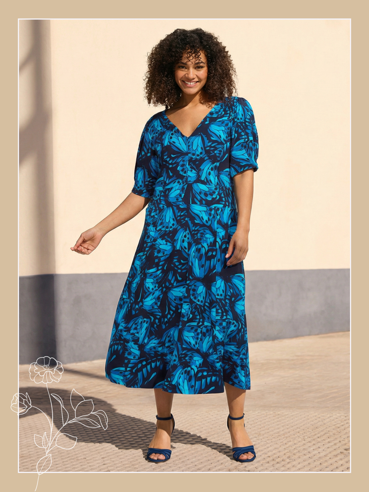 Model in türkis-blau gemustertem Maxikleid