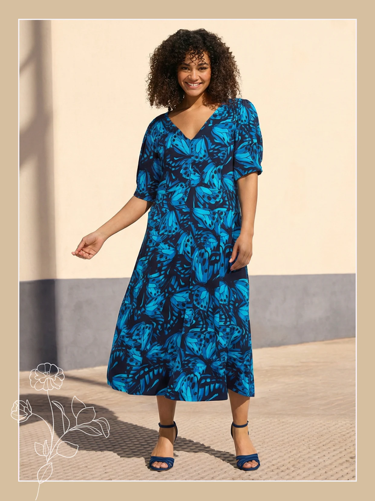 Model in türkis-blau gemustertem Maxikleid