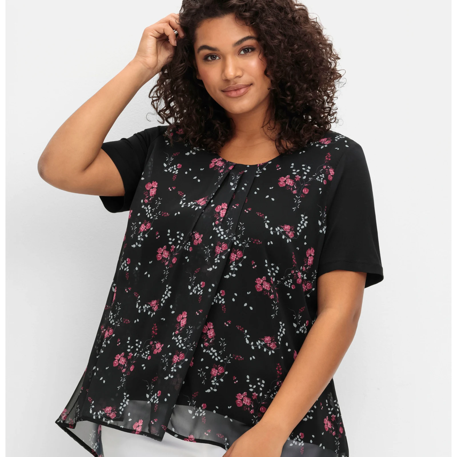 Model mit schwarz-geblümtem Shirt mit Chiffon-Lage Model mit schwarz-geblümtem Shirt mit Chiffon-Lage