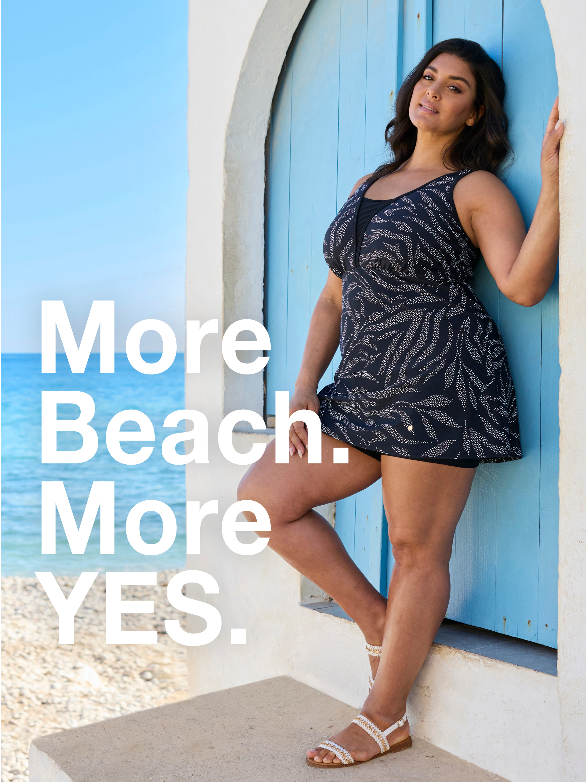 Ein Model am Strand, sie trägt ein Badekleid mit Animalmuster. Daneben der Text: more beach, more yes