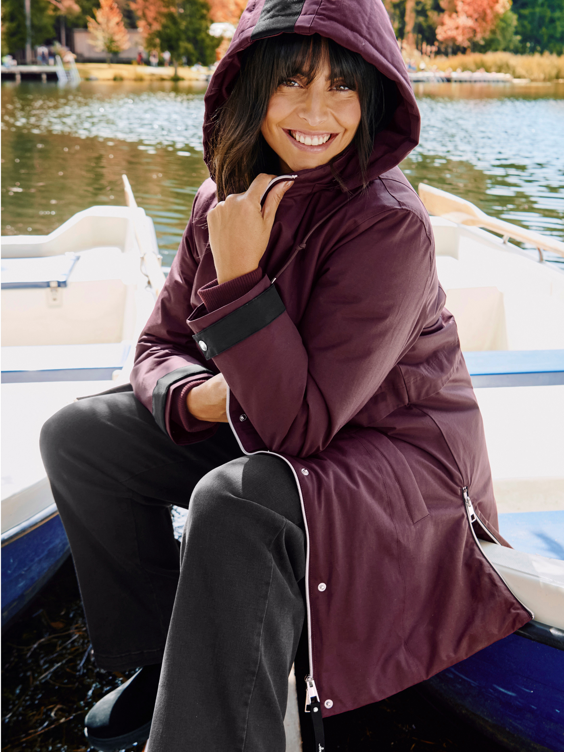 Werbebanner mit Model mit auberginefarbener Softshelljacke