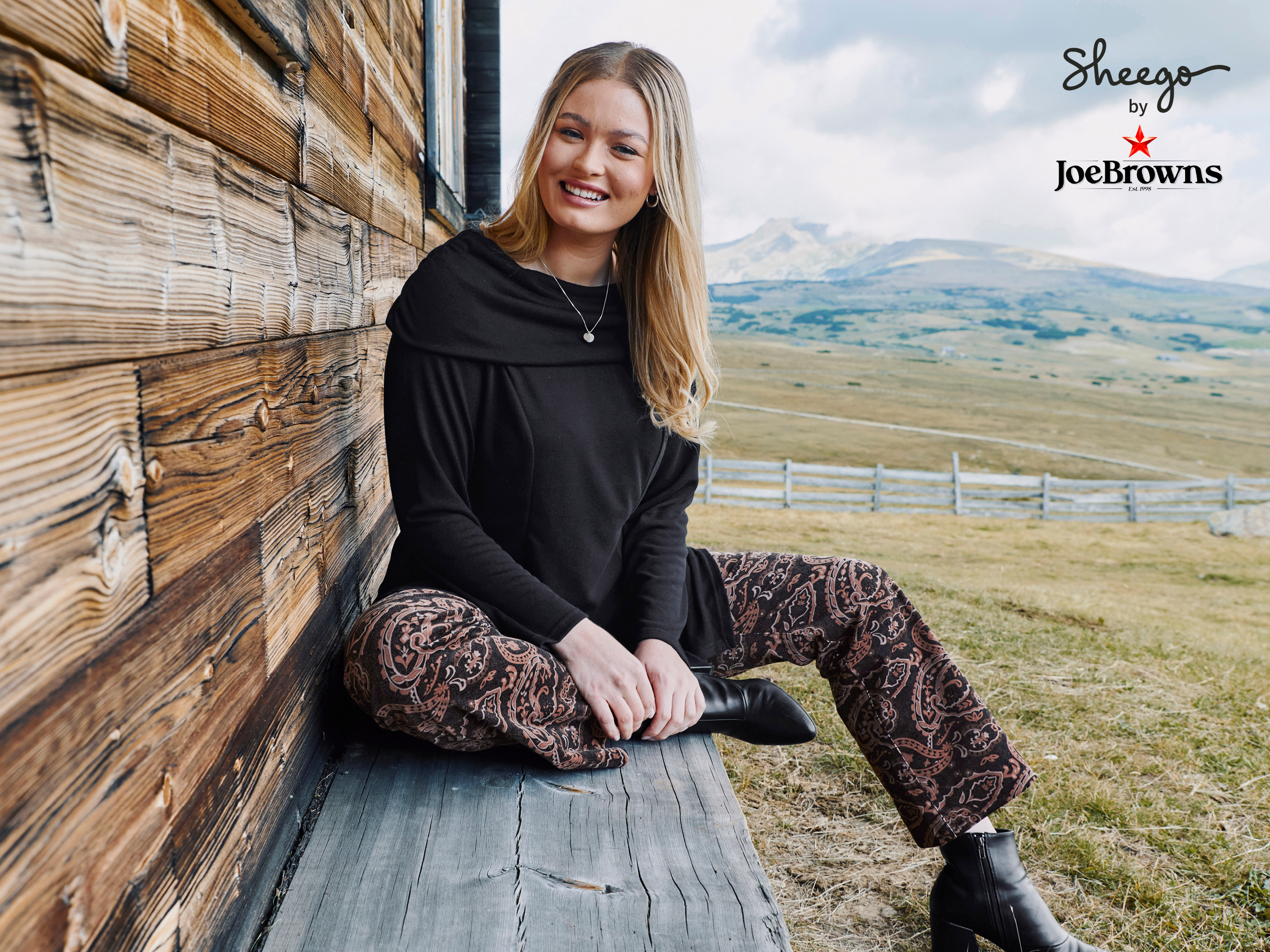 Werbebanner mit Model in schwarzem Pulli und rotbraun-schwarz bedruckter Samthose von Joe Browns