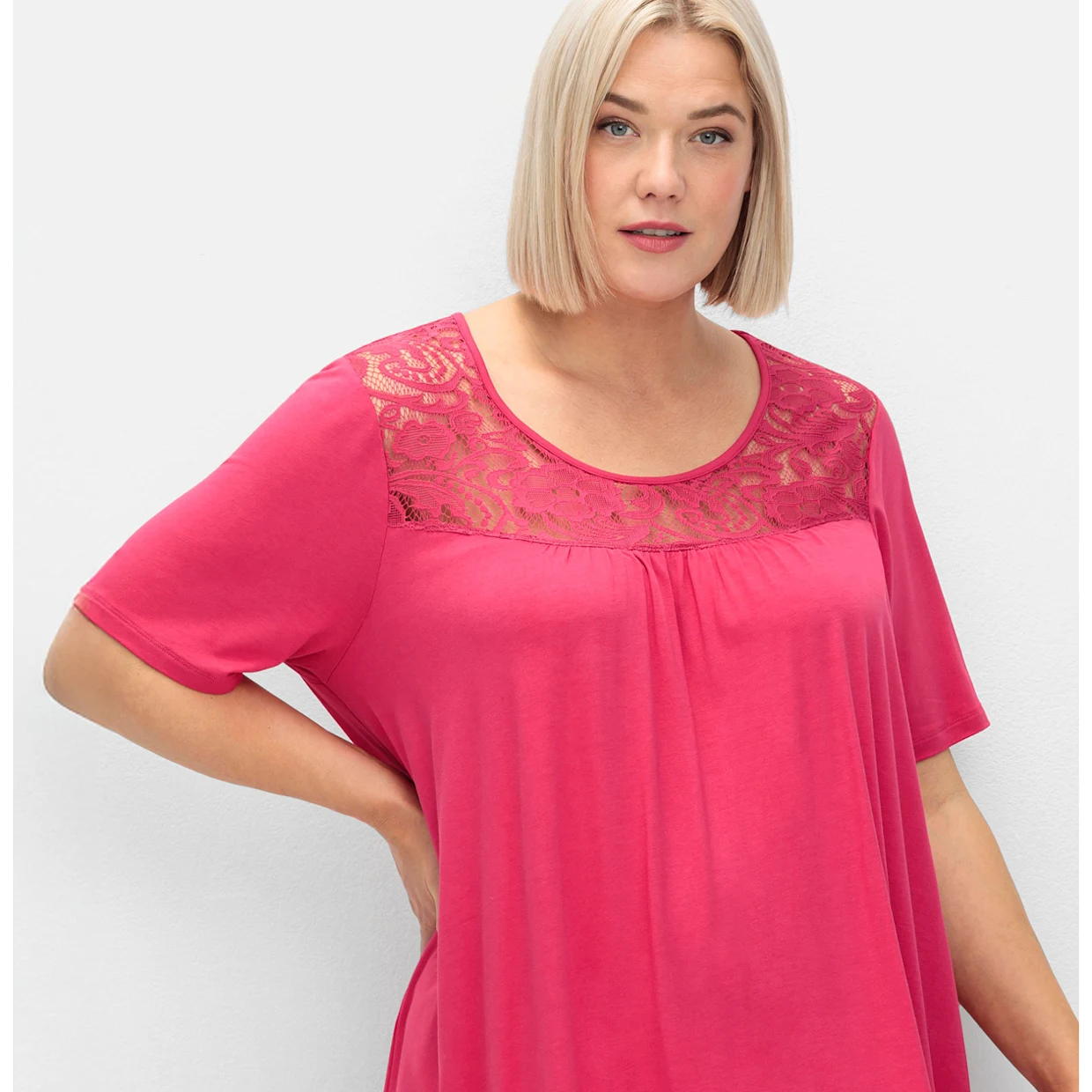 Model in pinkfarbenem Shirt mit Ausbrennermuster am Ausschnitt Model in pinkfarbenem Shirt mit Ausbrennermuster am Ausschnitt