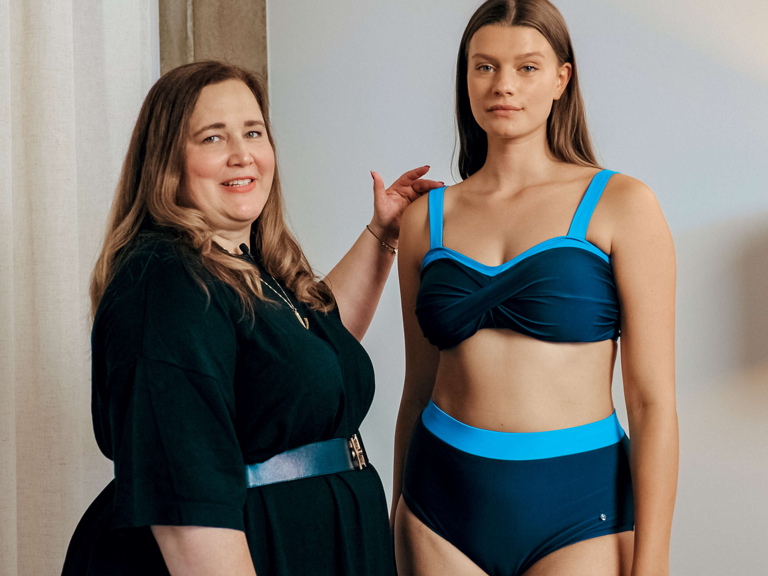 Beratende Frau mit Frau im Bikini