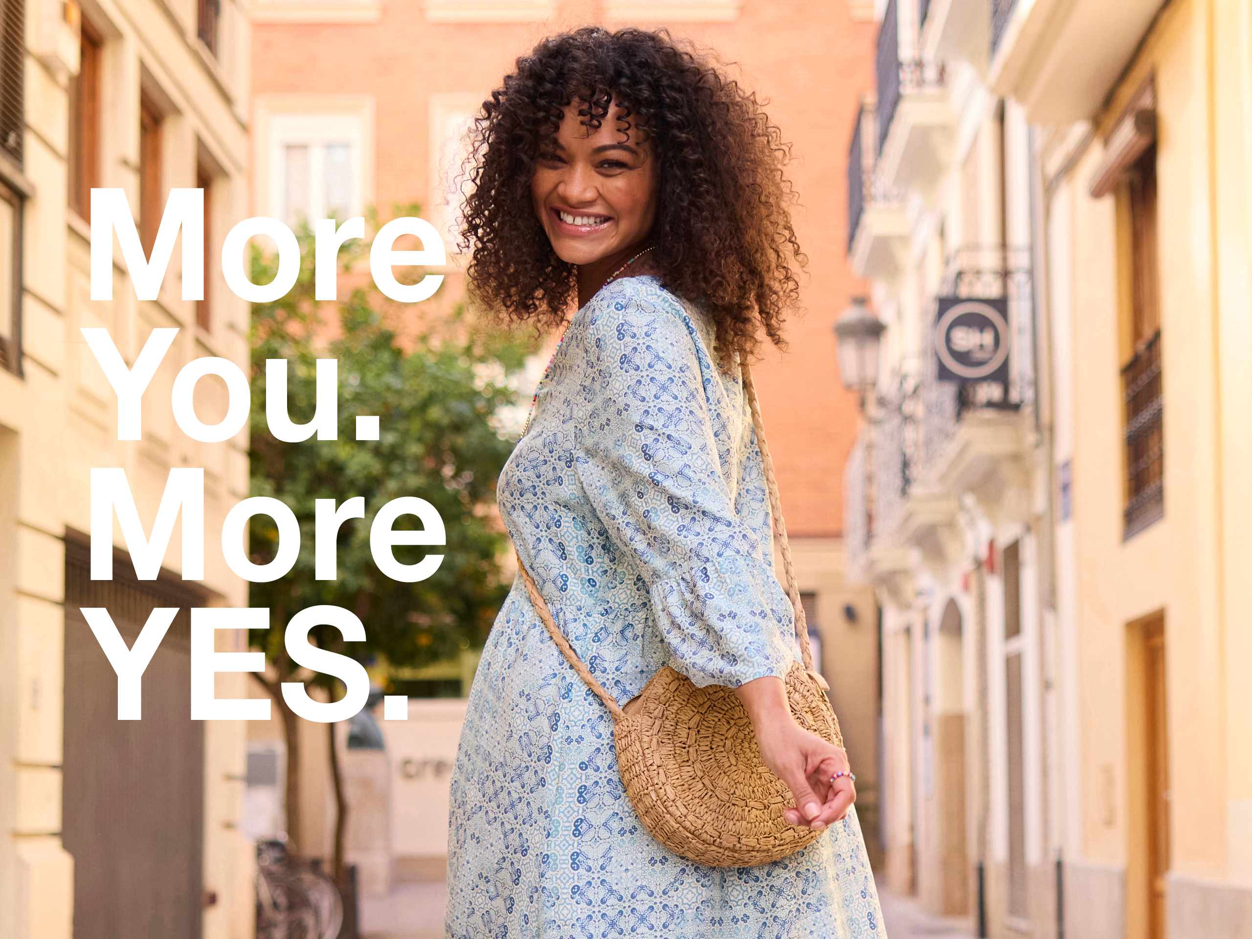 Werbebanner mit Model in blauem Sommerkleid und Text: More You. More YES.