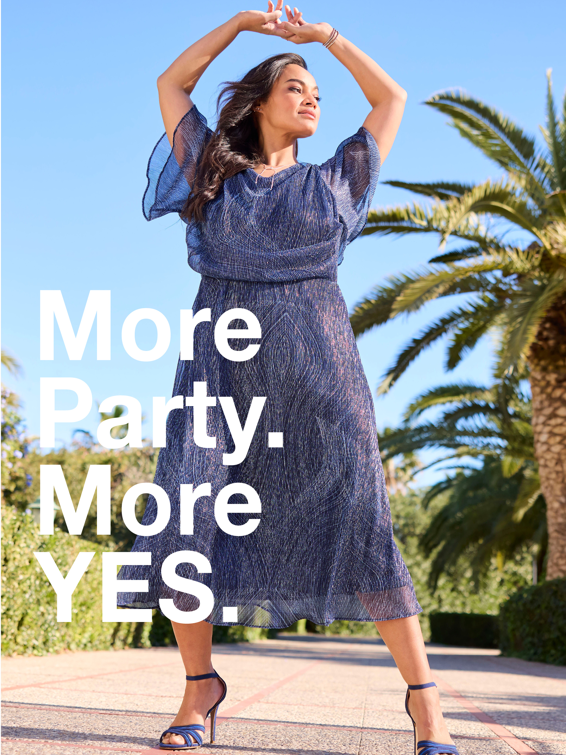 Werbebanner mit Model in dunkelblauem Chiffonkleid mit Silberfäden und Text: More Party. More YES.