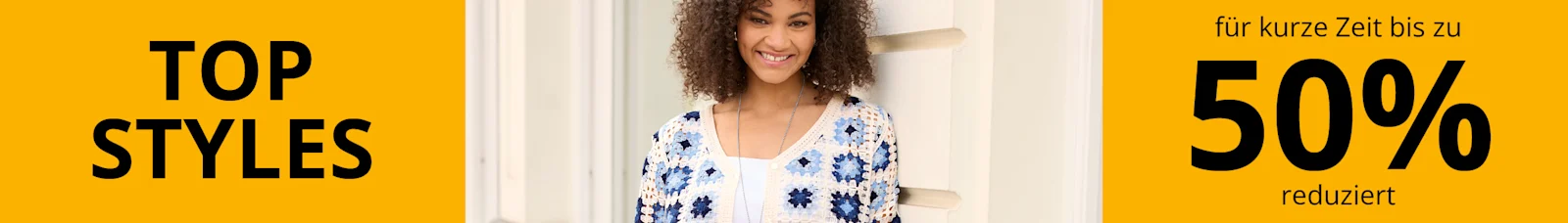 Werbebanner mit Model in blauweißer Patchwork Strickjacke