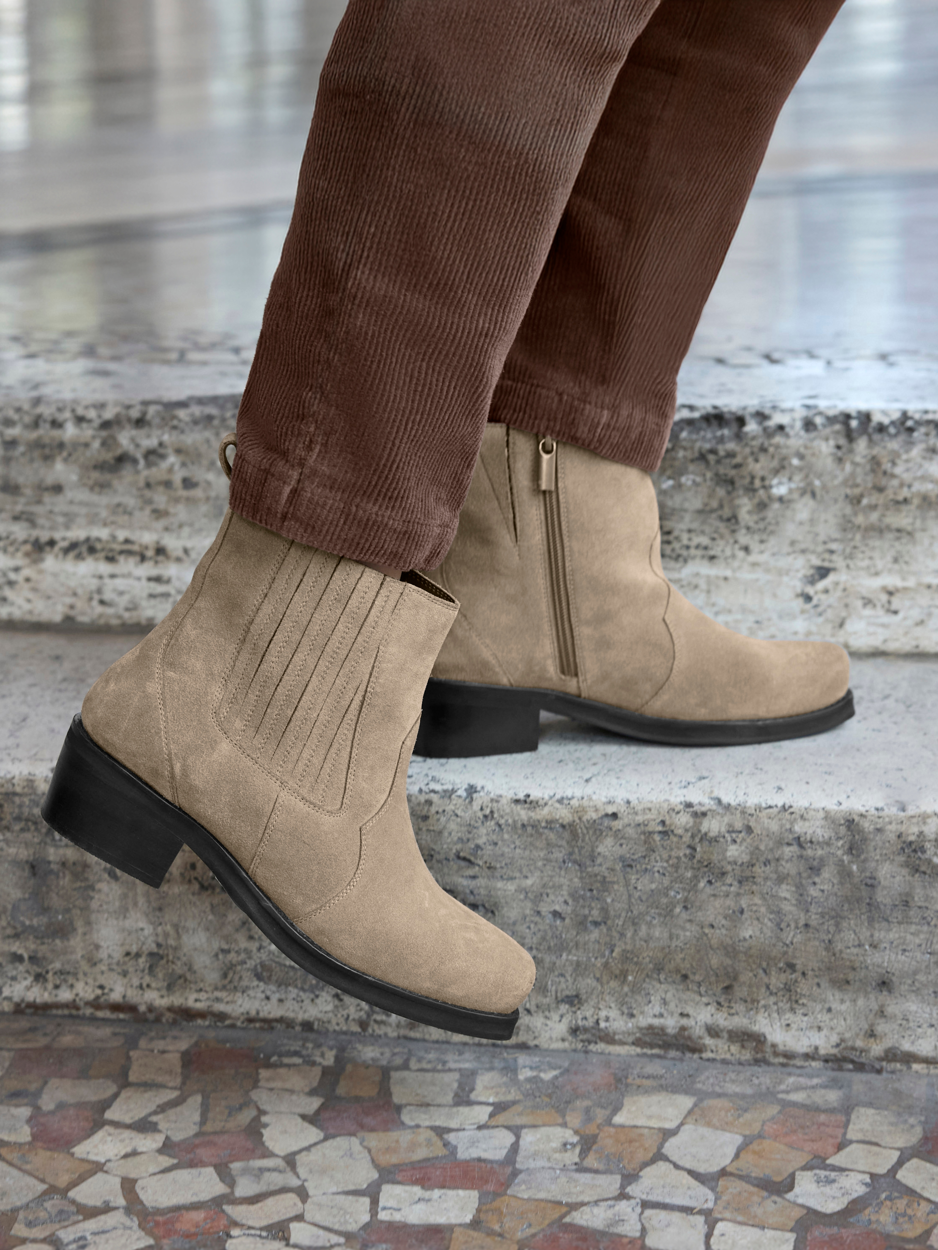 Werbebanner mit cremefarbener Stiefelette