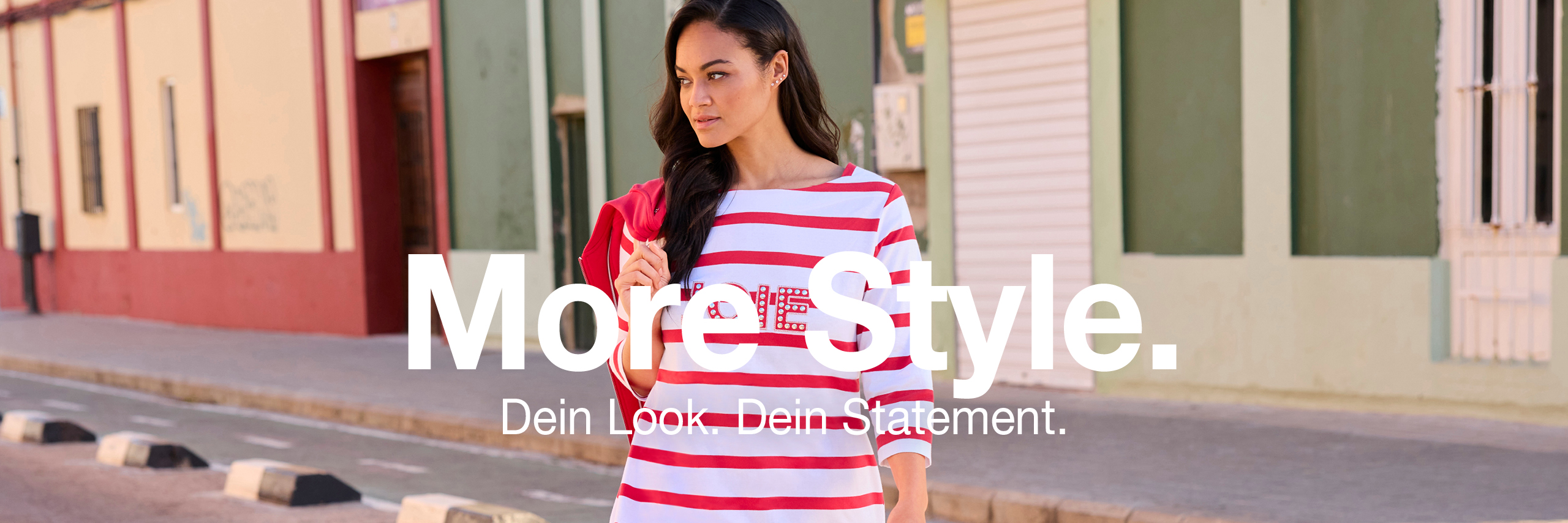 Werbebanner mit Model in Streifenshirt und rotem Blazer mit Text: More Style. Dein Look. Dein Statement