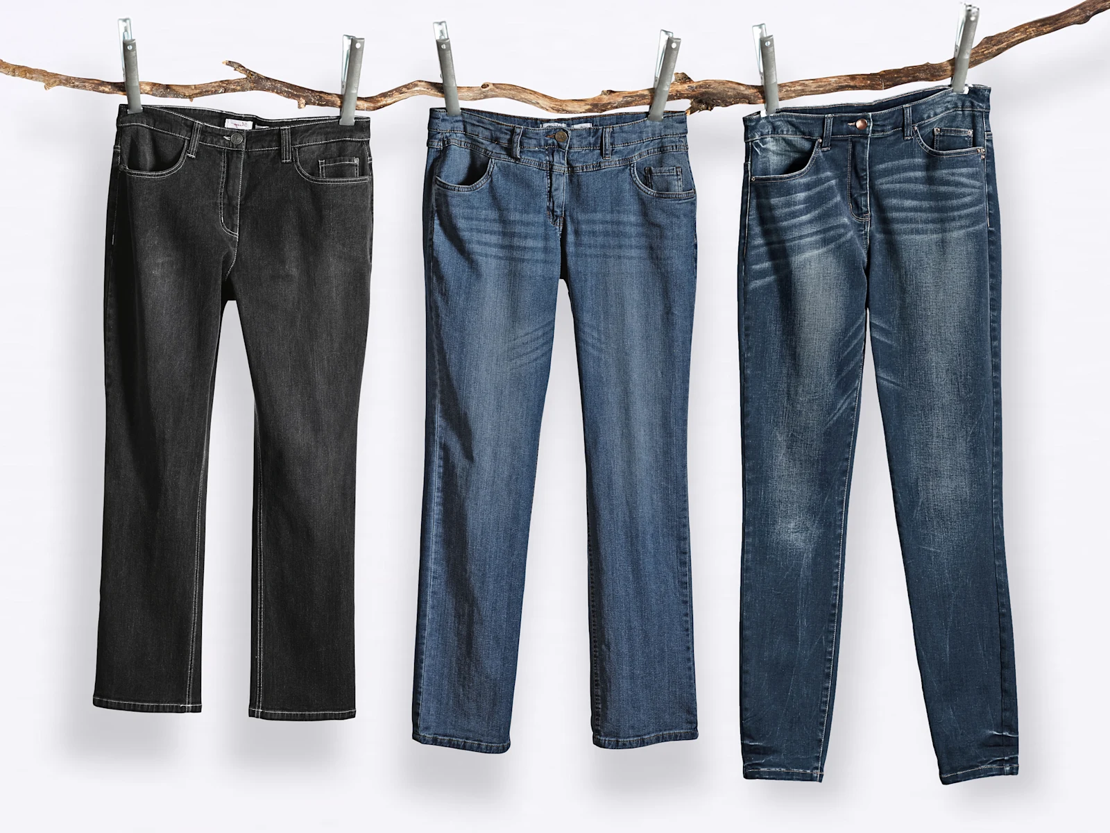 3 Jeans hängen an einem Seil mit Klammern befestigt. In den Größen Kurz-Größe, Norm-Größe und Lang-Größe 3 Jeans hängen an einem Seil mit Klammern befestigt. In den Größen Kurz-Größe, Norm-Größe und Lang-Größe