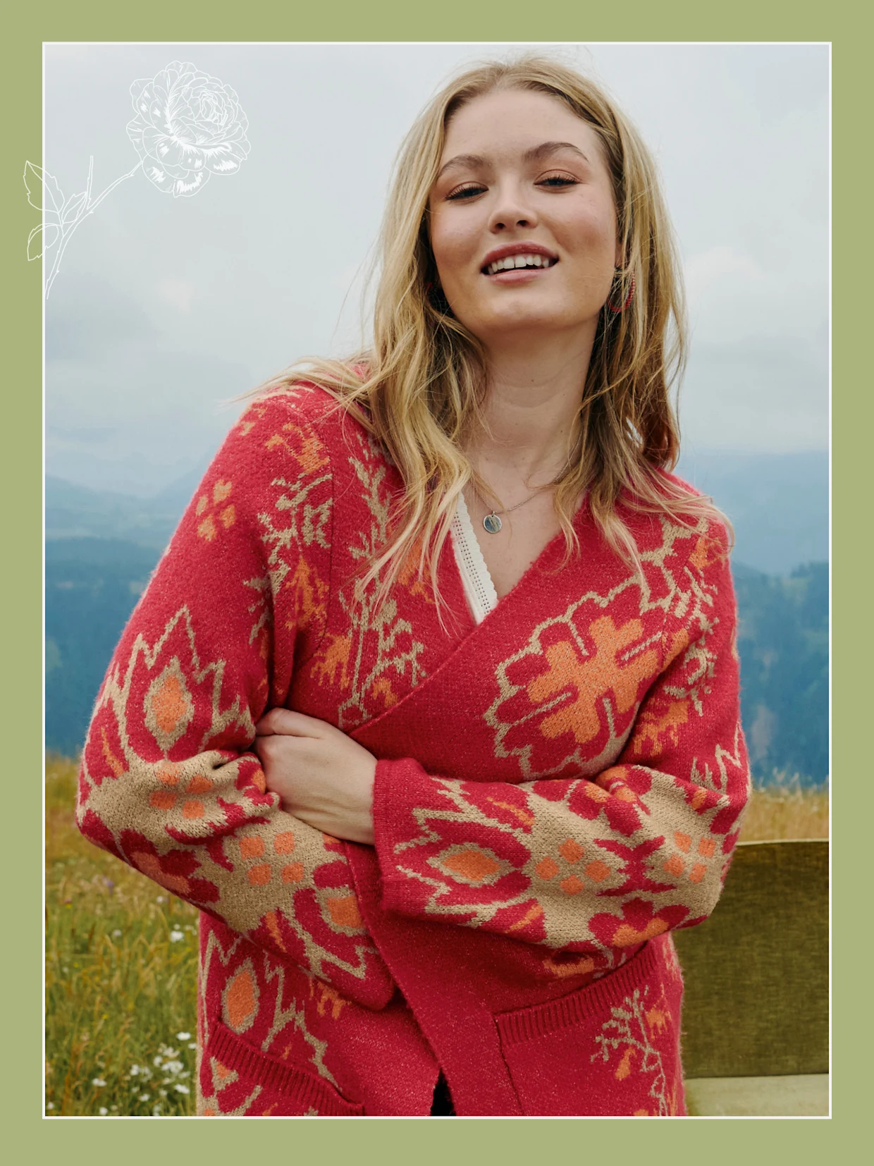 Model in orange-rot bedruckter Strickjacke