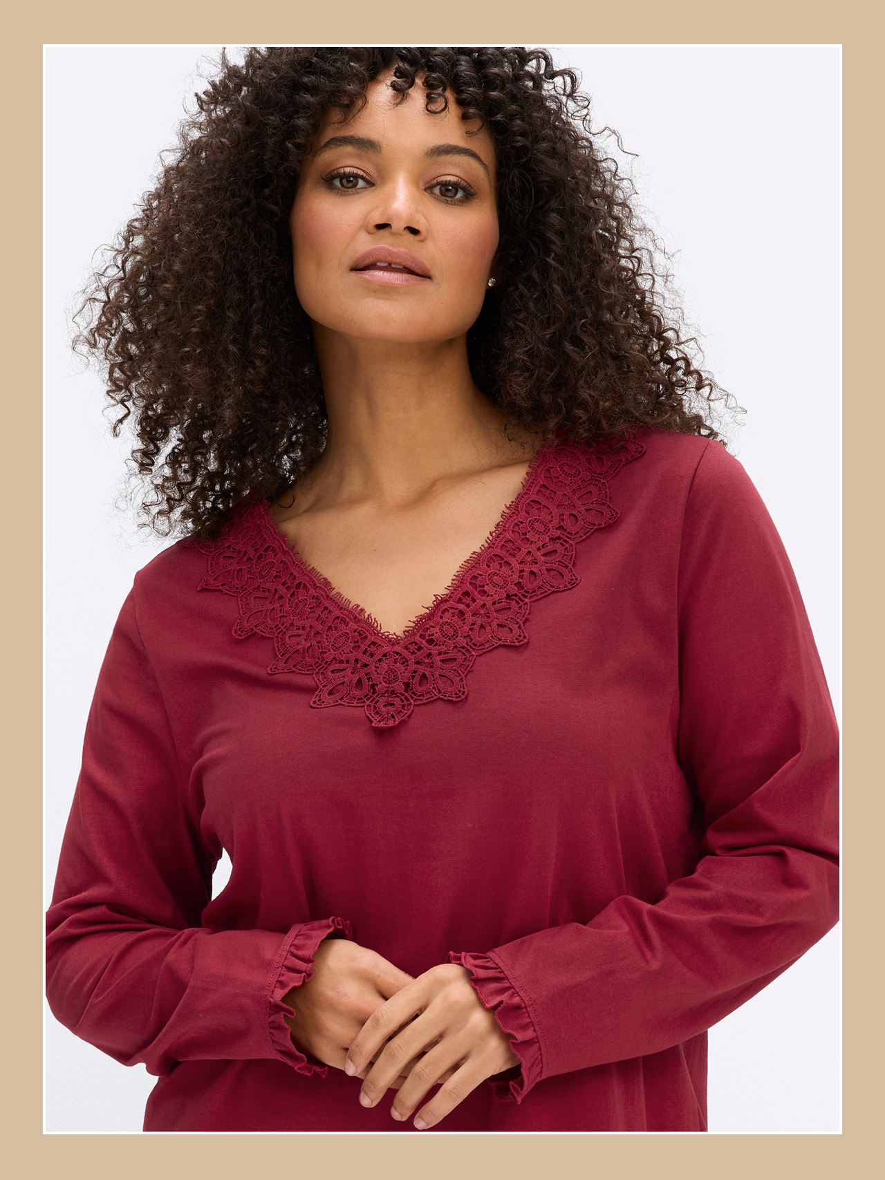 Ein Model trägt ein burgund farbene Tunikashirt
