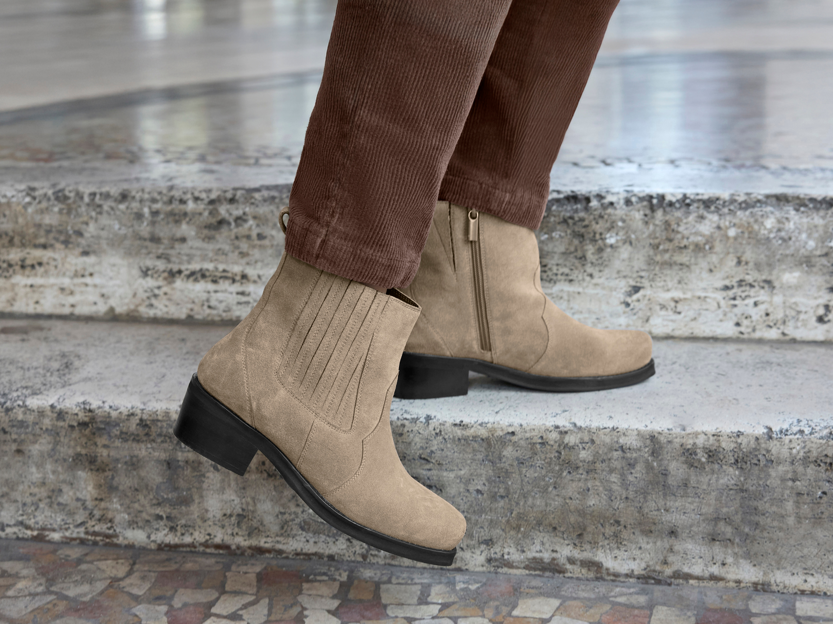 Werbebanner mit cremefarbener Stiefelette