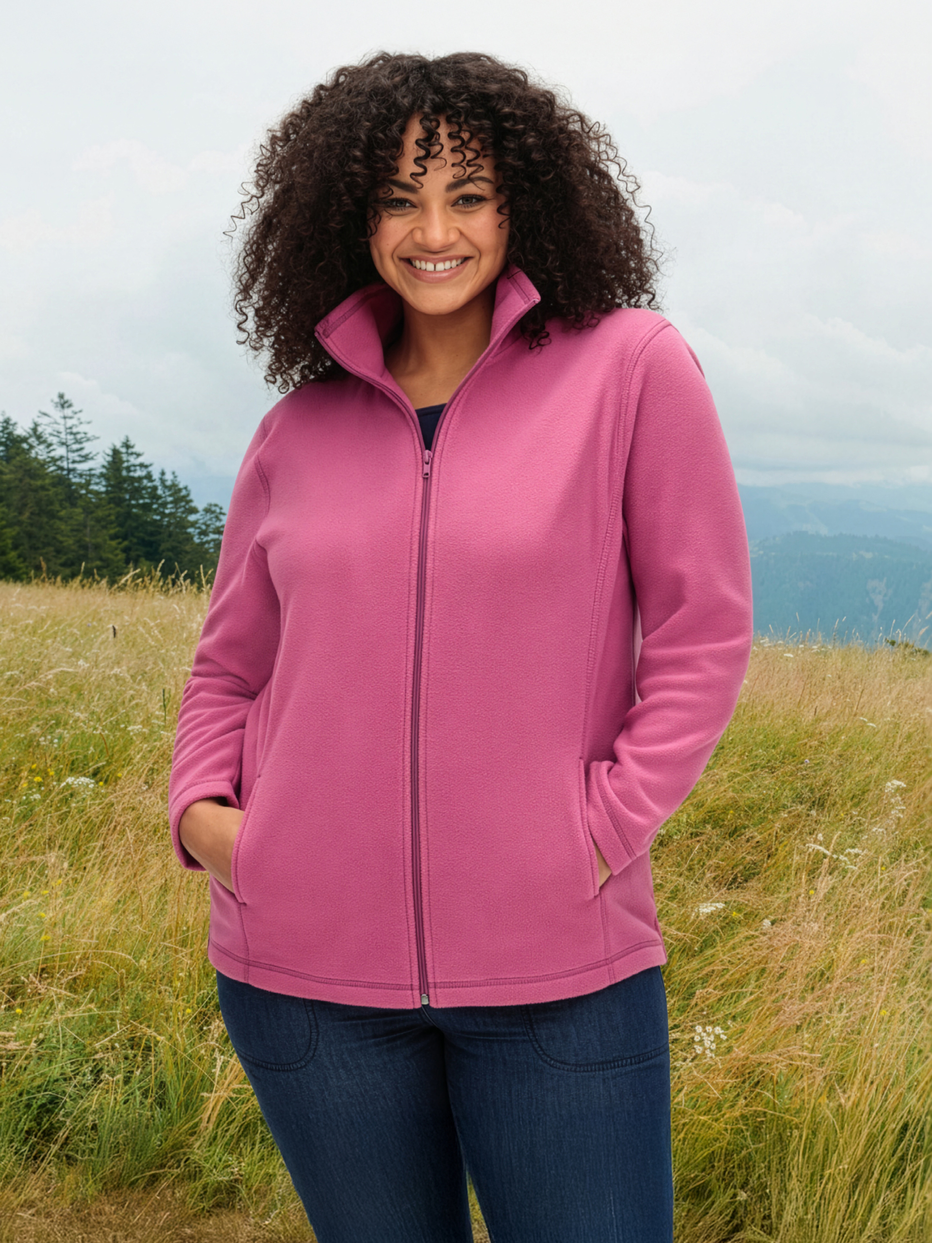 Model in pinker Fleecejacke
