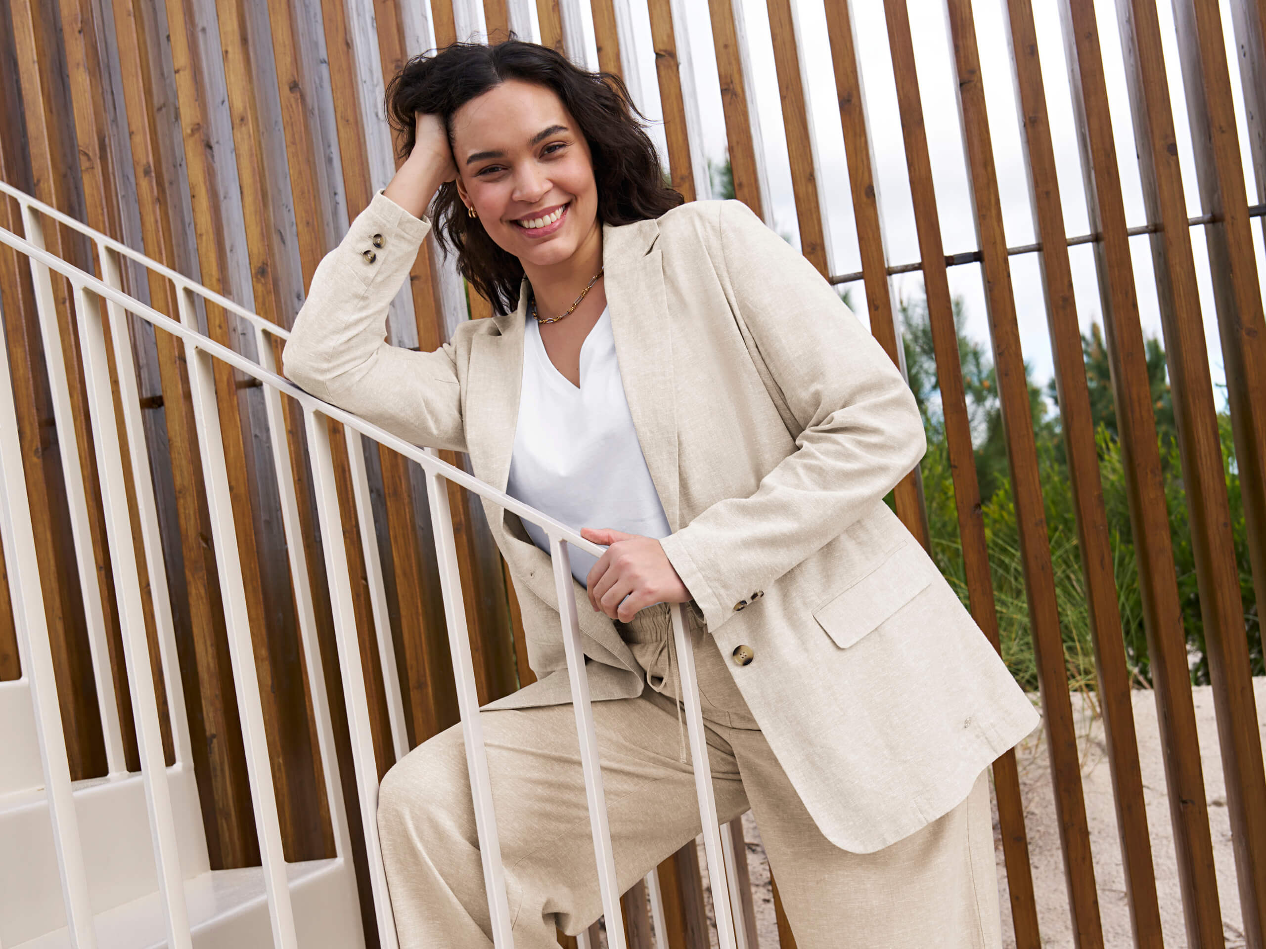 Werbebanner mit Model in sandfarbenem Blazer