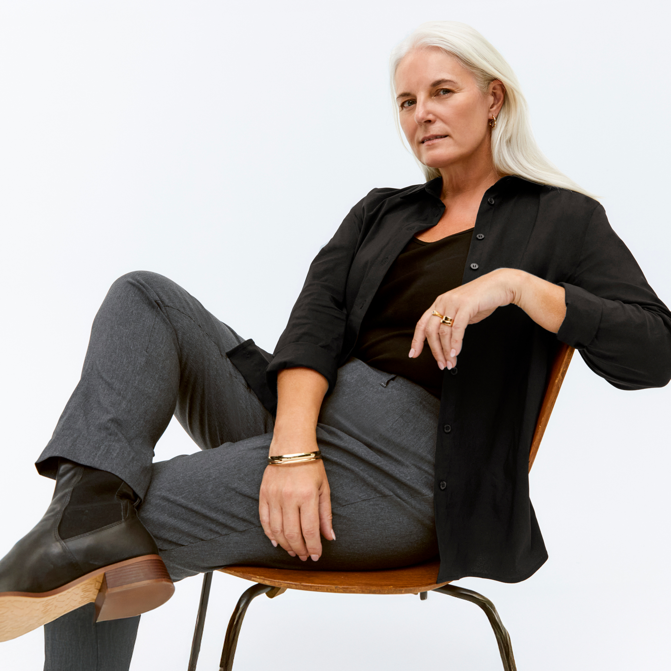 Werbebanner mit Model in schwarzer Bluse und grauer Jeans aus der Passt-mir-Garantie