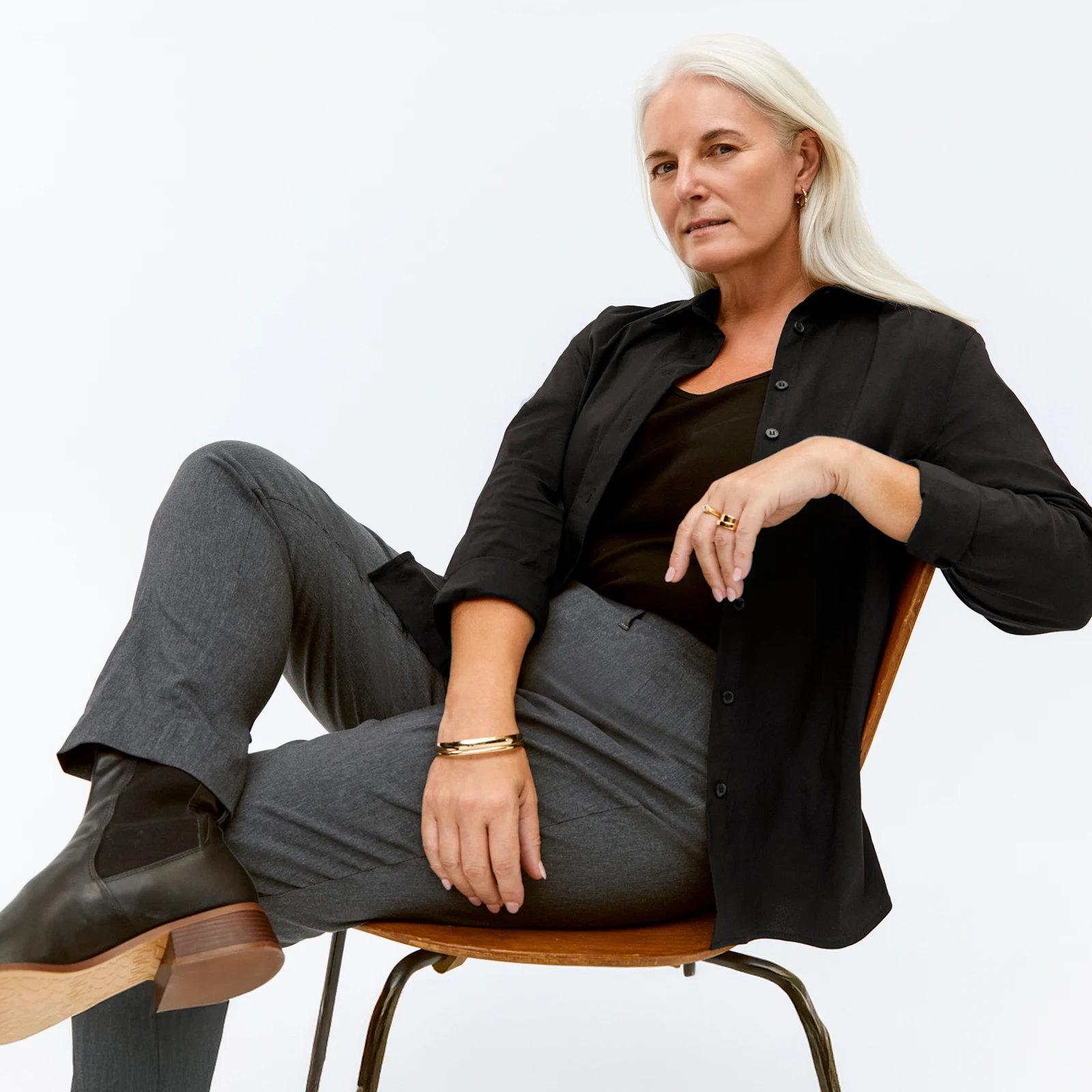 Werbebanner mit Model in schwarzer Bluse und grauer Jeans aus der Passt-mir-Garantie Werbebanner mit Model in schwarzer Bluse und grauer Jeans aus der Passt-mir-Garantie