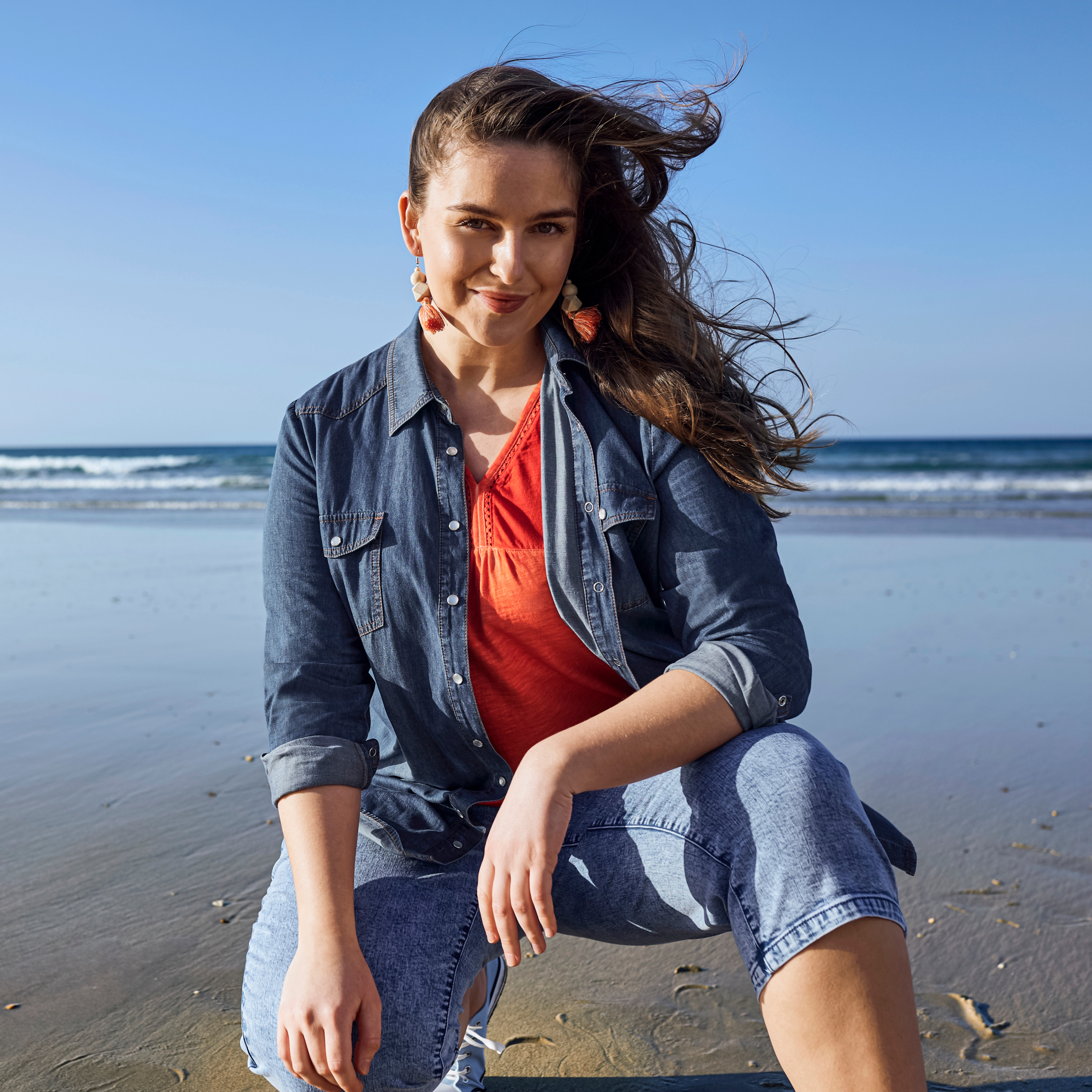 Werbebanner mit Model in Shirt, Jeansbluse und Caprijeans