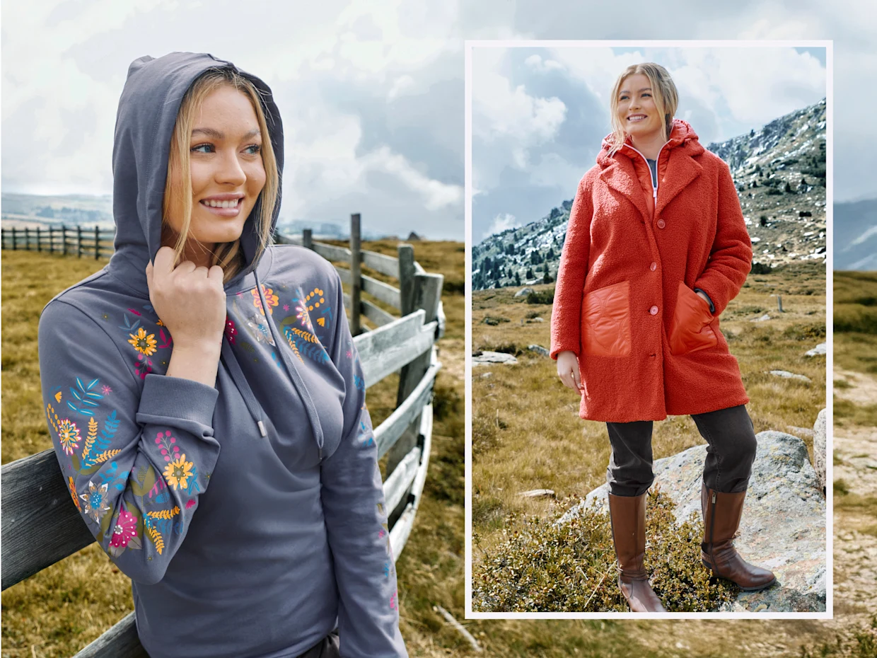Ein Model lehnt an einem Zaun, sie trägt ein rauchblaues Sweatshirt mit floralem Druck. Daneben ein weiteres Bild, hier trägt sie einen rostroten Fleecemantel in 2-in-1-Optik, schwarze Jeans und braune Weitschaftstiefel.