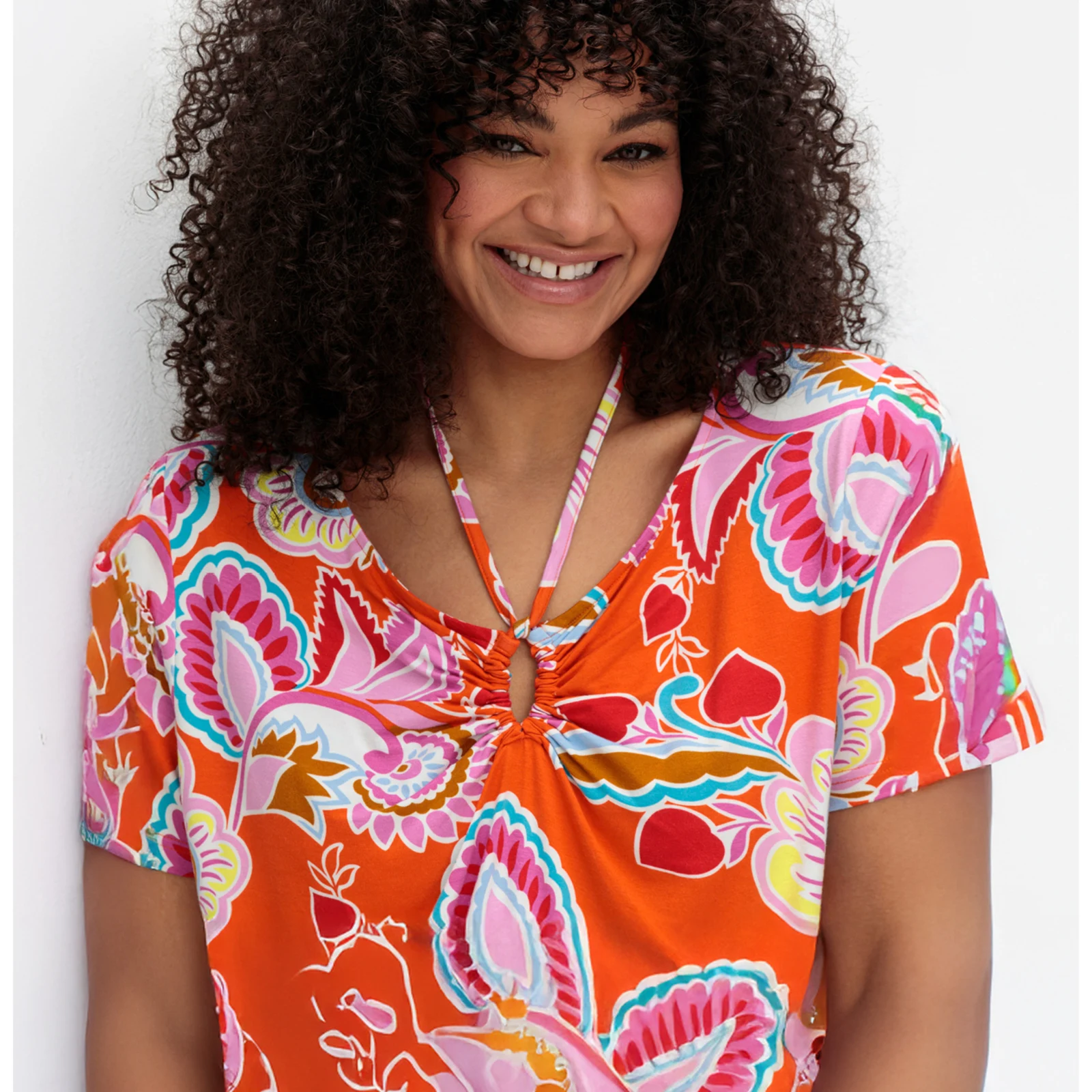 Model mit bunt gemustertem Shirt im Paisleymuster Model mit bunt gemustertem Shirt im Paisleymuster