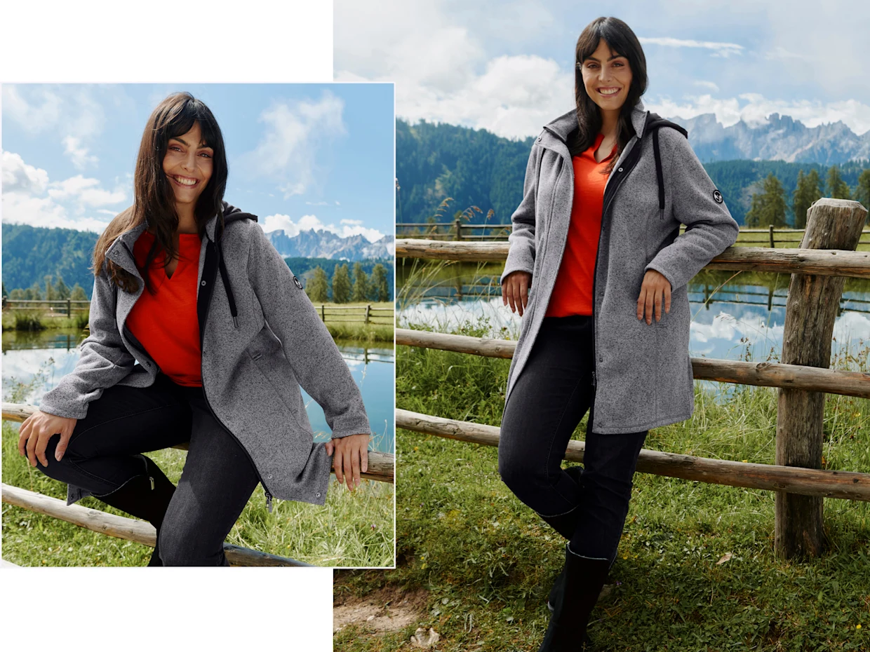 Zwei Abbildungen eines Models, sie sitzt und lehnt an einem Holzzaun in der Natur und trägt eine graue Strickfleecejacke mit Kapuze, ein rotes Shirt, schwarze Hose und schwarze Stiefel.