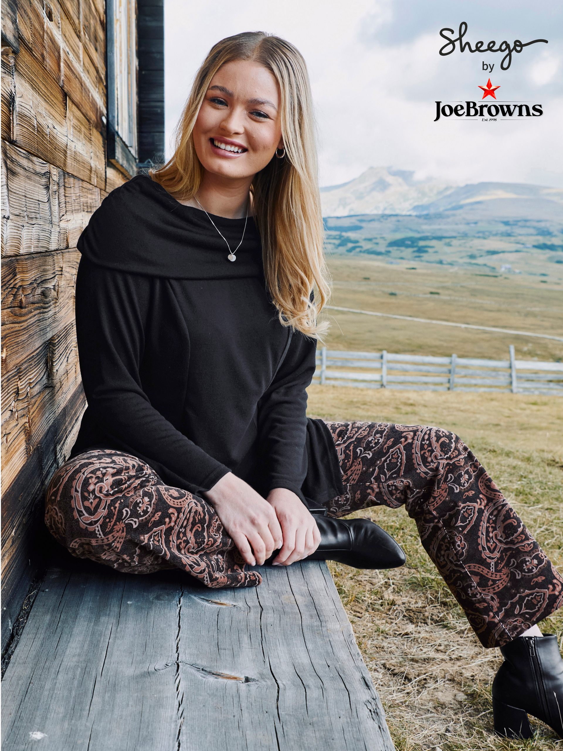 Werbebanner mit Model in schwarzem Pulli und rotbraun-schwarz bedruckter Samthose von Joe Browns