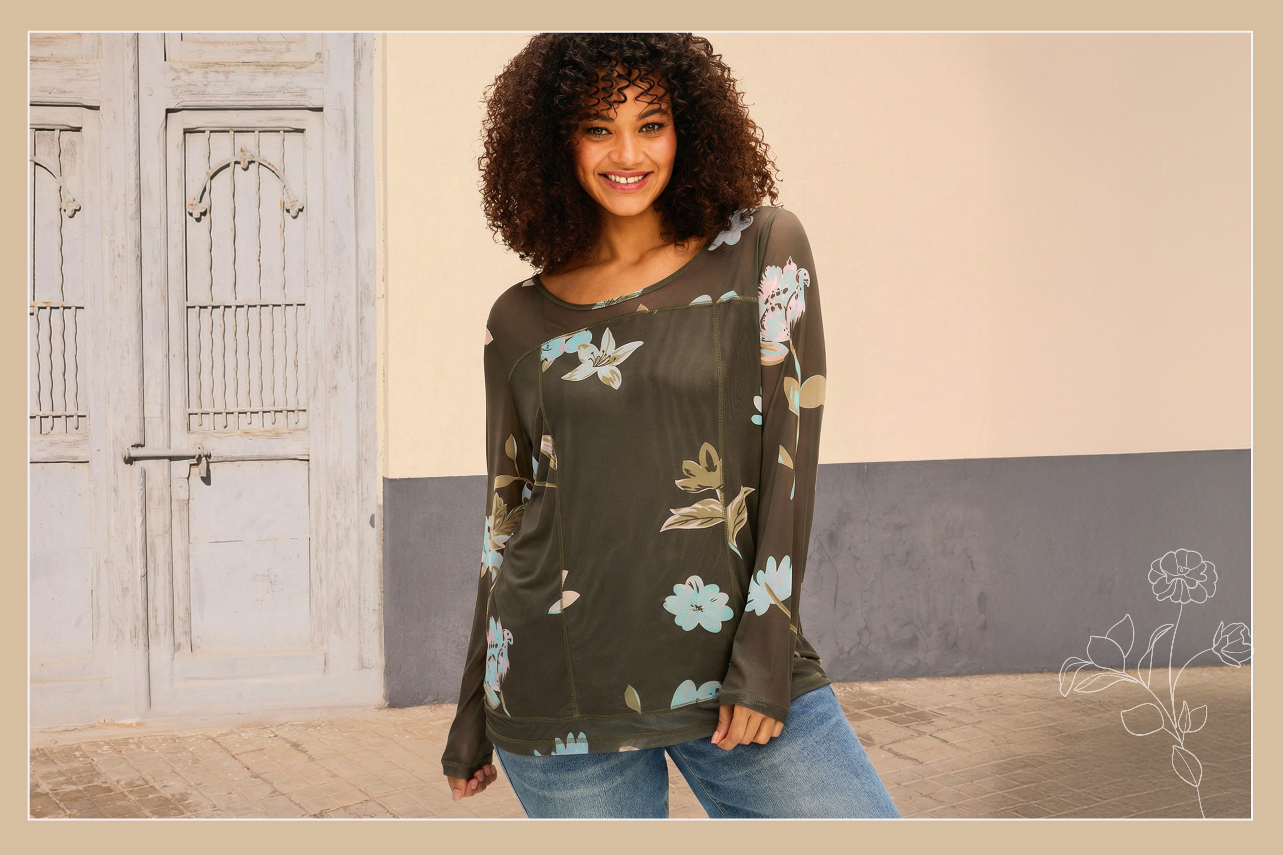 Model in dunkelkhakifarbener Mesh-Tunika mit Blütenmuster