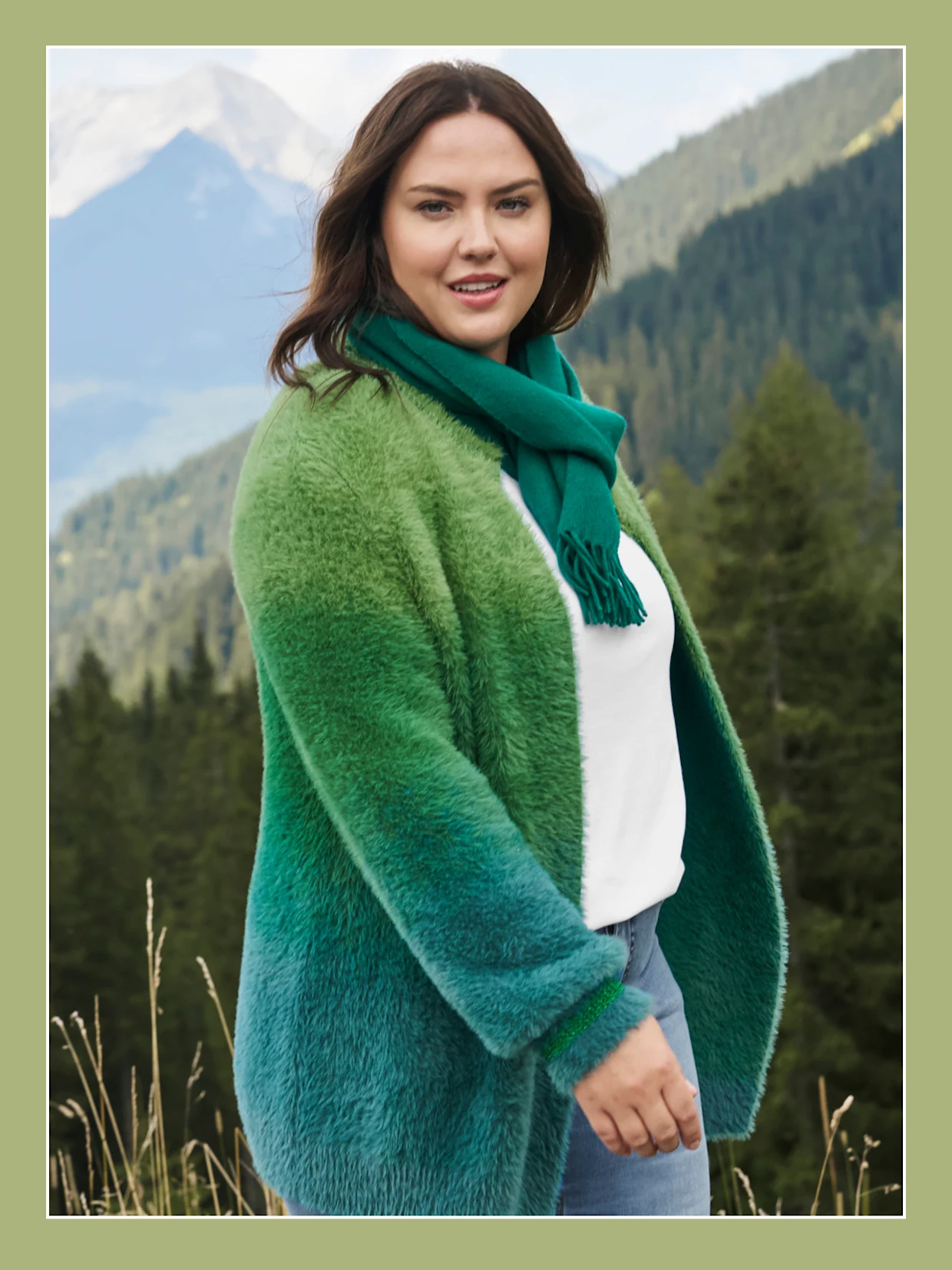 Model in kuscheliger Strickjacke mit grün-türkisem Farbverlauf