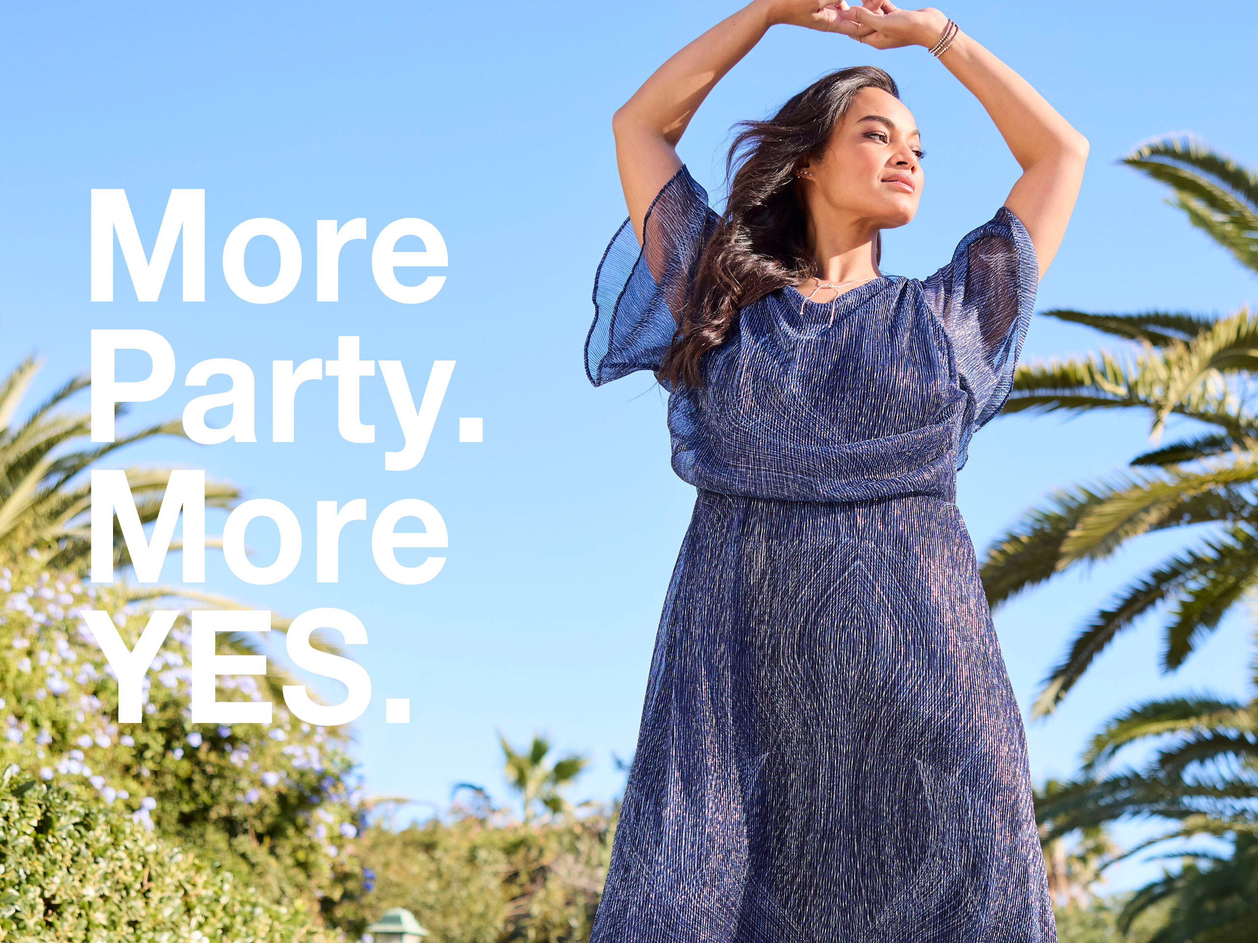 Werbebanner mit Model in dunkelblauem Chiffonkleid mit Silberfäden und Text: More Party. More YES.
