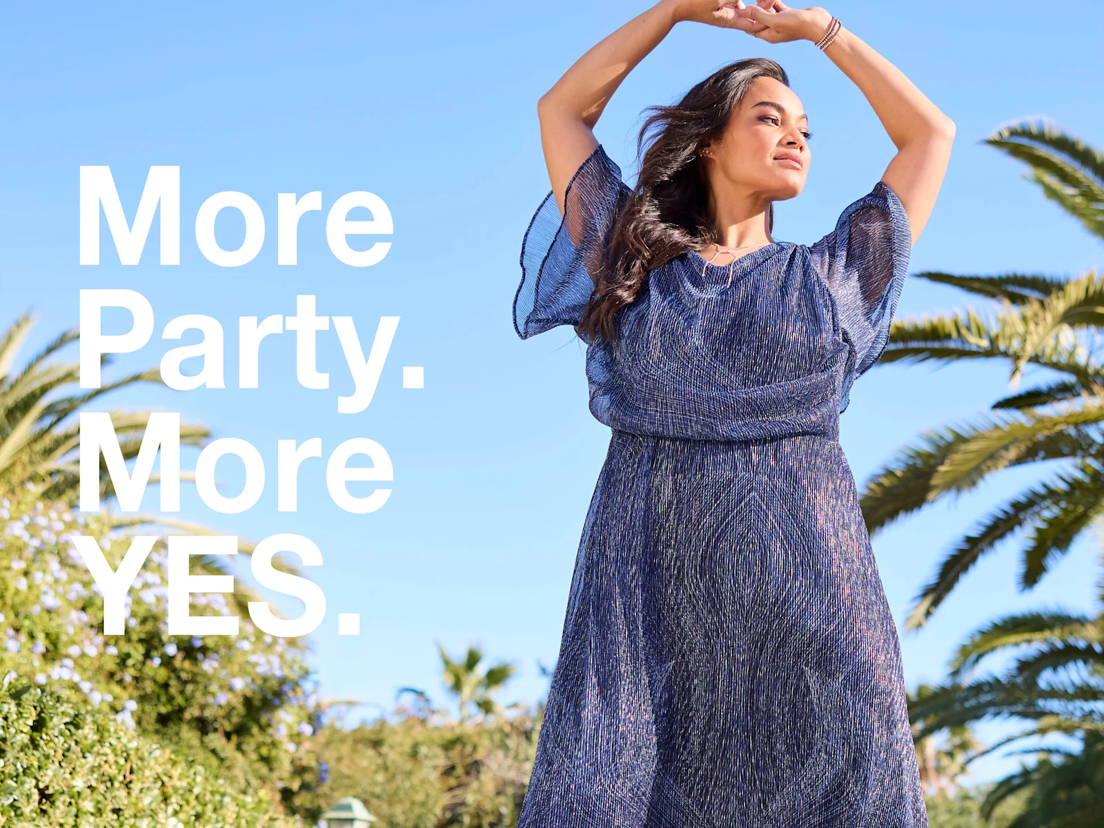 Werbebanner mit Model in dunkelblauem Chiffonkleid mit Silberfäden und Text: More Party. More YES.