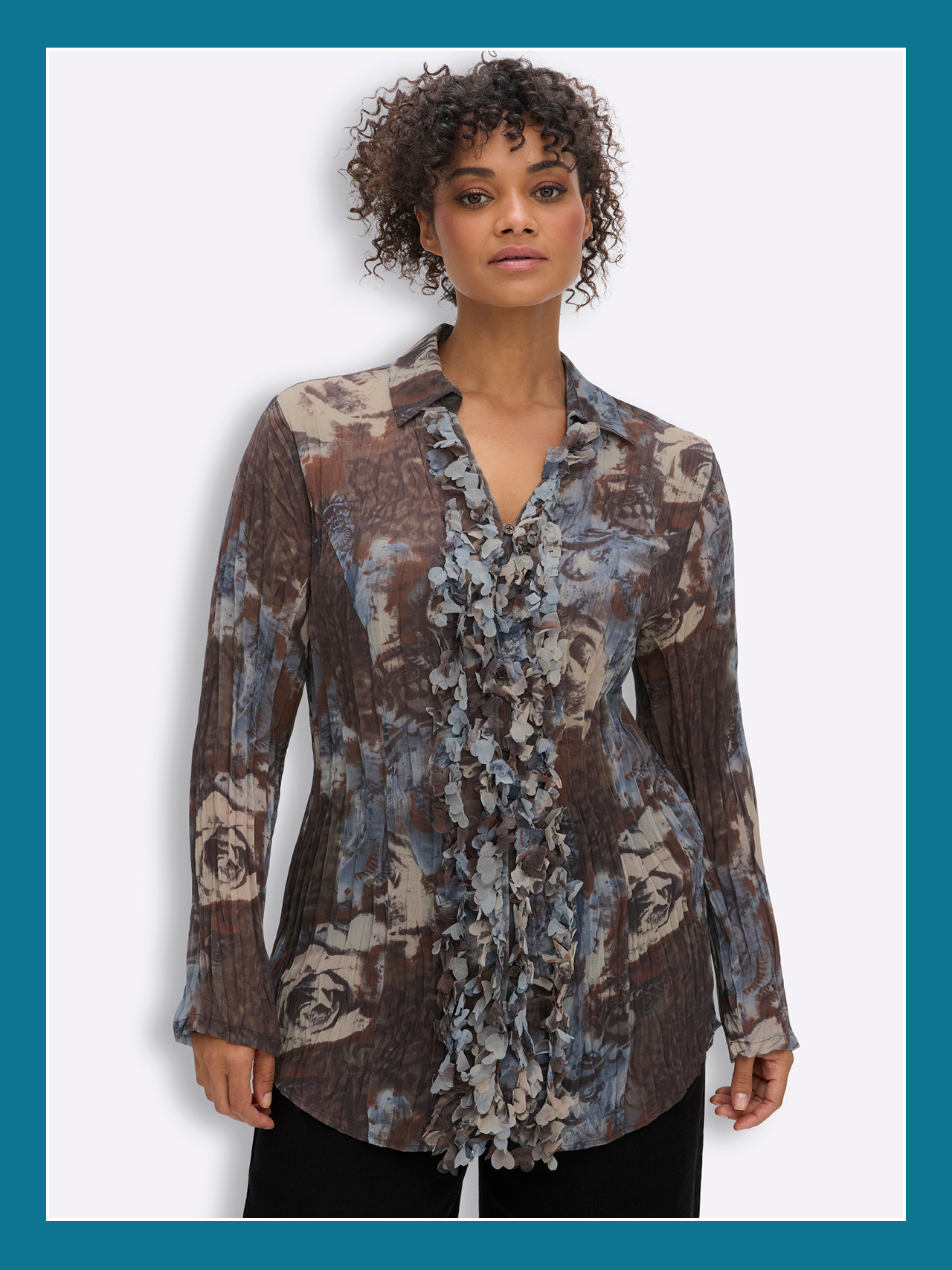 Ein Model trägt eine grau-braune Bluse mit Rüsche aus Lasercut-Herzchen entlang der Knopfleiste