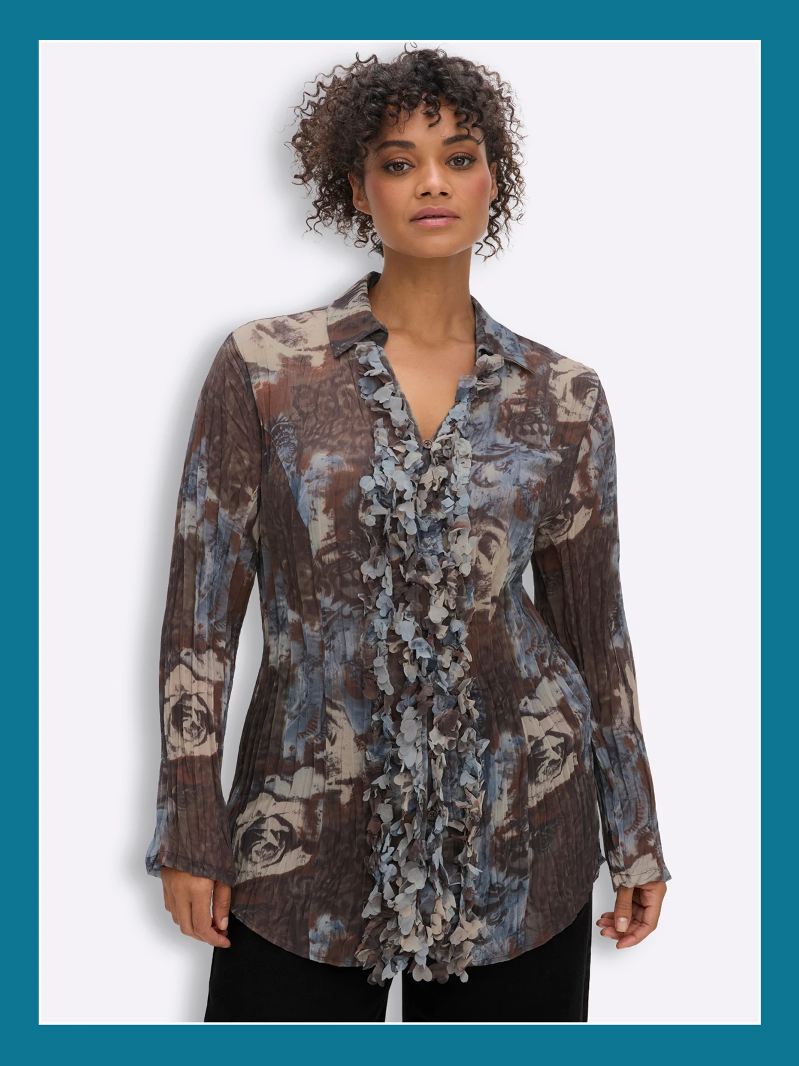 Ein Model trägt eine grau-braune Bluse mit Rüsche aus Lasercut-Herzchen entlang der Knopfleiste