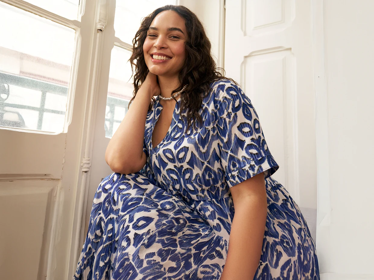 langes Kleid mit blauem Rundum-Bordürendruck auf weißem Grund langes Kleid mit blauem Rundum-Bordürendruck auf weißem Grund