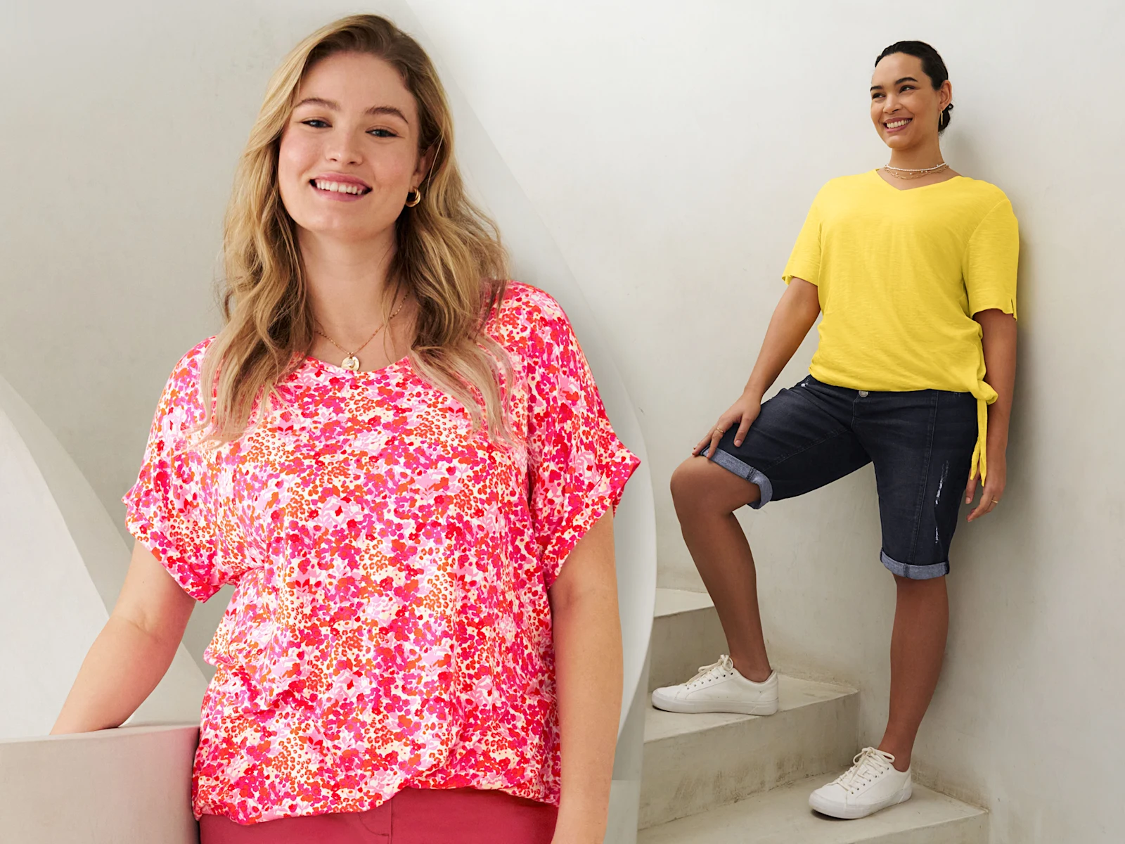 Zwei Models präsentieren farbenfrohe Oberteile, eines mit pink-rotem Blumenmuster, das andere in Gelb, kombiniert mit Shorts. Zwei Models präsentieren farbenfrohe Oberteile, eines mit pink-rotem Blumenmuster, das andere in Gelb, kombiniert mit Shorts.