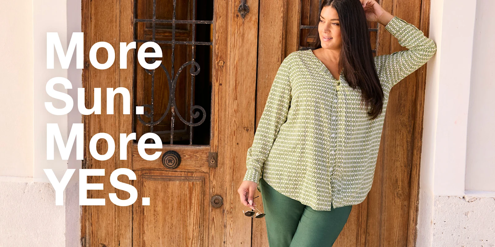 Werbebanner mit Model in lindgrün gemusterter Bluse und grüner Hose und Text: More Sun. More YES.